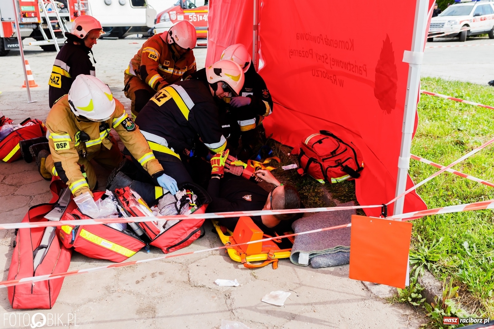 Zdjęcie w galerii na portalu naszraciborz.pl: Katastrofa drogowa w Raciborzu. Autobus przygniótł osobówkę [ĆWICZENIA] wiadomości z regionu