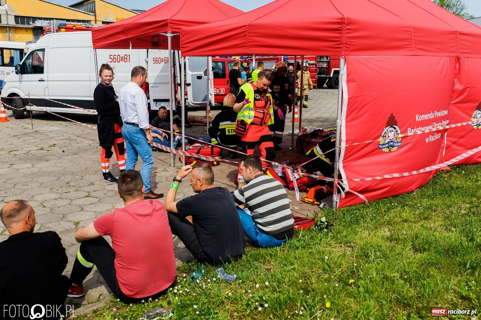 Zdjęcie w galerii na portalu naszraciborz.pl: Katastrofa drogowa w Raciborzu. Autobus przygniótł osobówkę [ĆWICZENIA] wiadomości z regionu