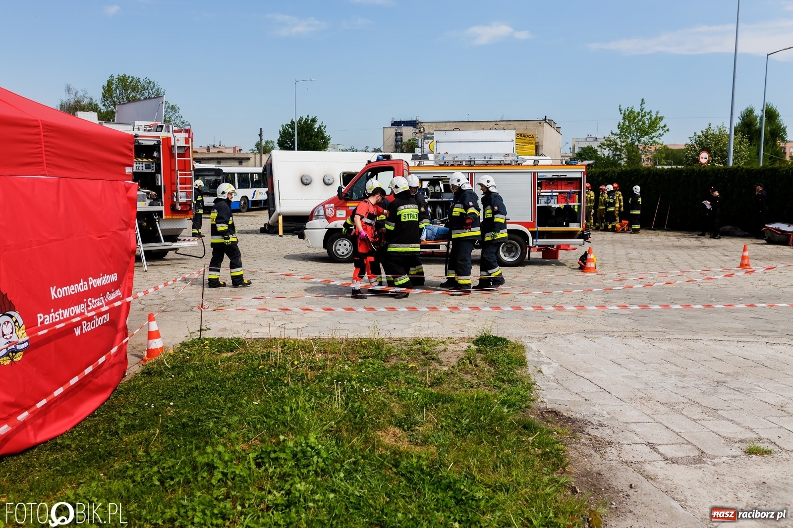 Zdjęcie w galerii na portalu naszraciborz.pl: Katastrofa drogowa w Raciborzu. Autobus przygniótł osobówkę [ĆWICZENIA] wiadomości z regionu