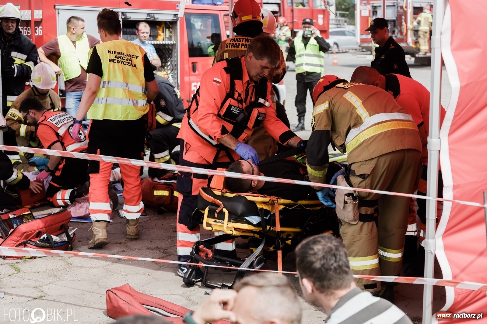 Zdjęcie w galerii na portalu naszraciborz.pl: Katastrofa drogowa w Raciborzu. Autobus przygniótł osobówkę [ĆWICZENIA] wiadomości z regionu