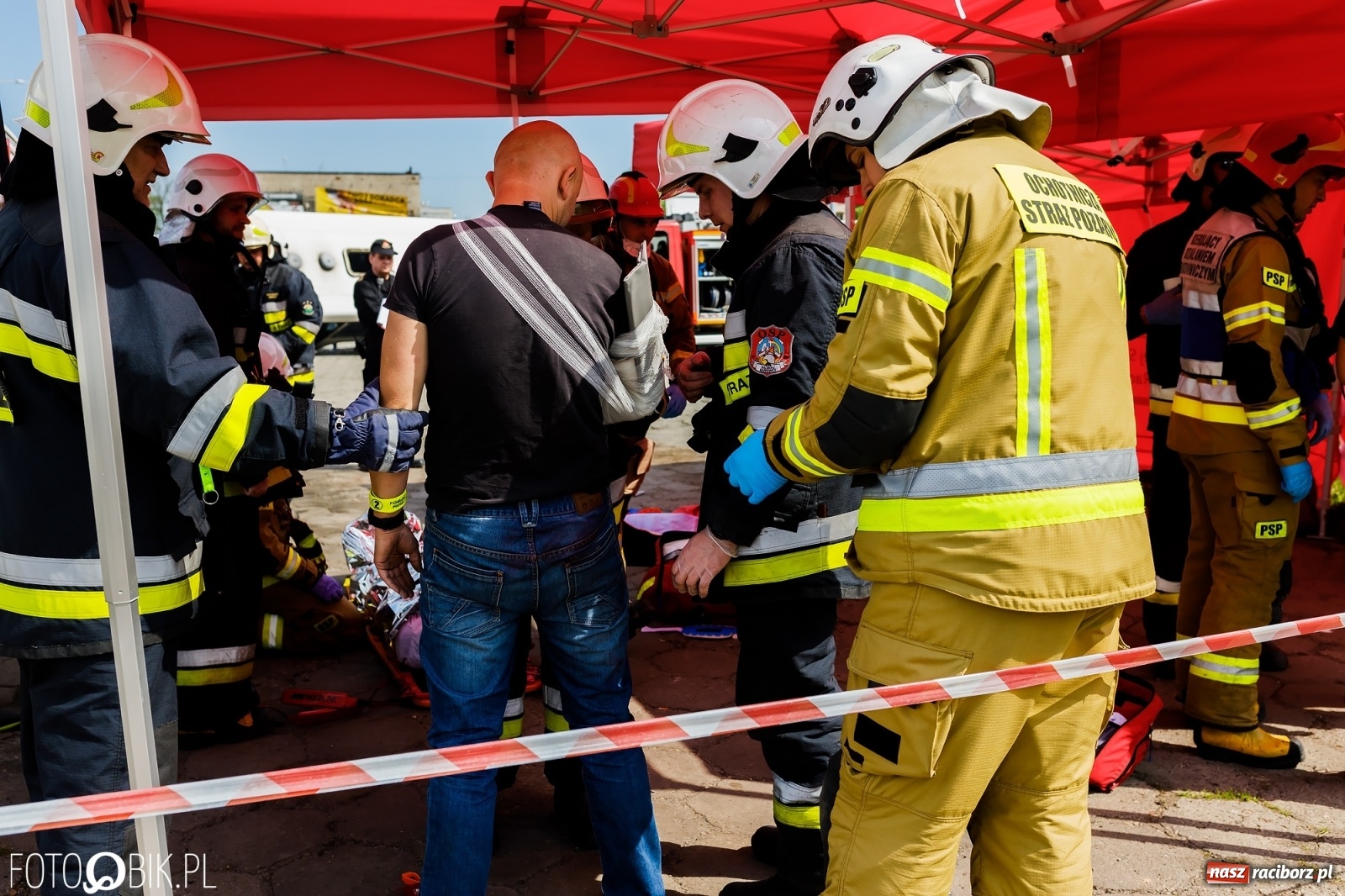 Zdjęcie w galerii na portalu naszraciborz.pl: Katastrofa drogowa w Raciborzu. Autobus przygniótł osobówkę [ĆWICZENIA] wiadomości z regionu
