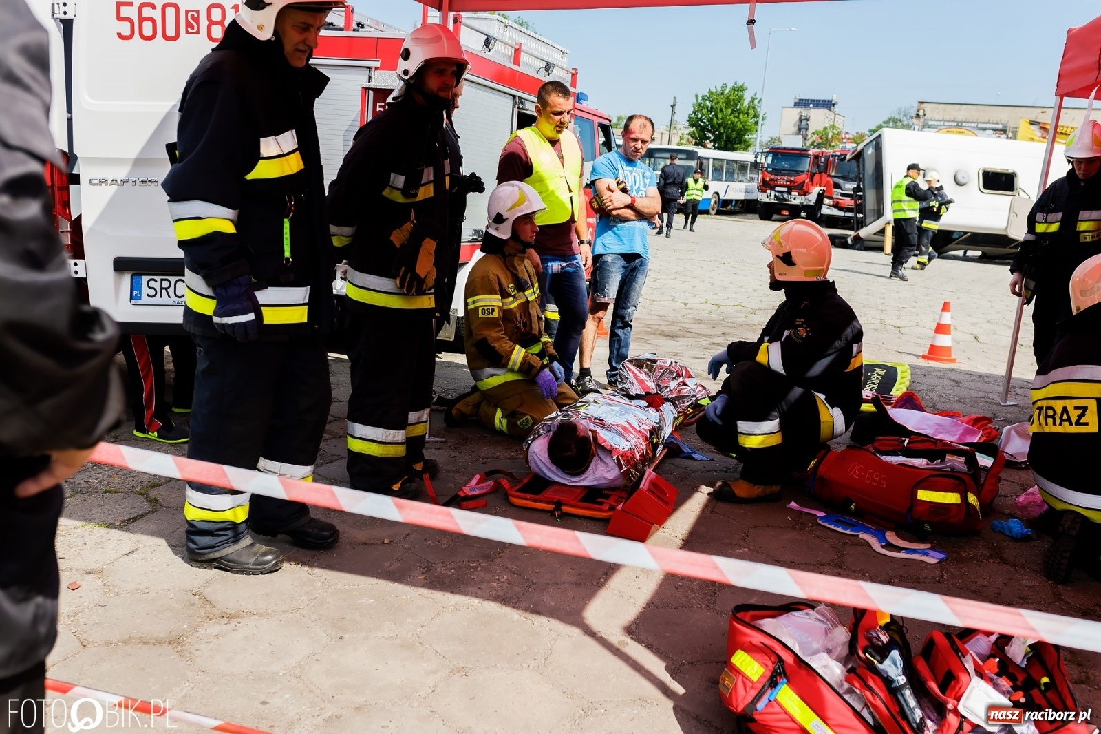 Zdjęcie w galerii na portalu naszraciborz.pl: Katastrofa drogowa w Raciborzu. Autobus przygniótł osobówkę [ĆWICZENIA] wiadomości z regionu