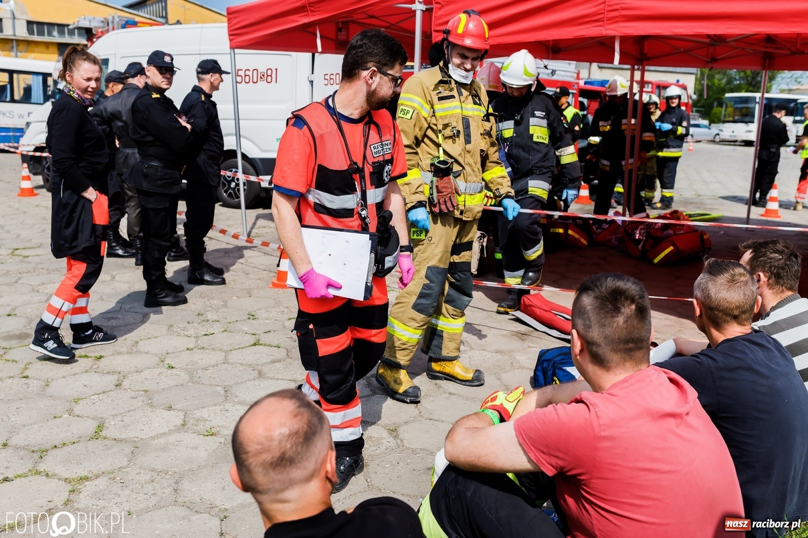 Zdjęcie w galerii na portalu naszraciborz.pl: Katastrofa drogowa w Raciborzu. Autobus przygniótł osobówkę [ĆWICZENIA] wiadomości z regionu