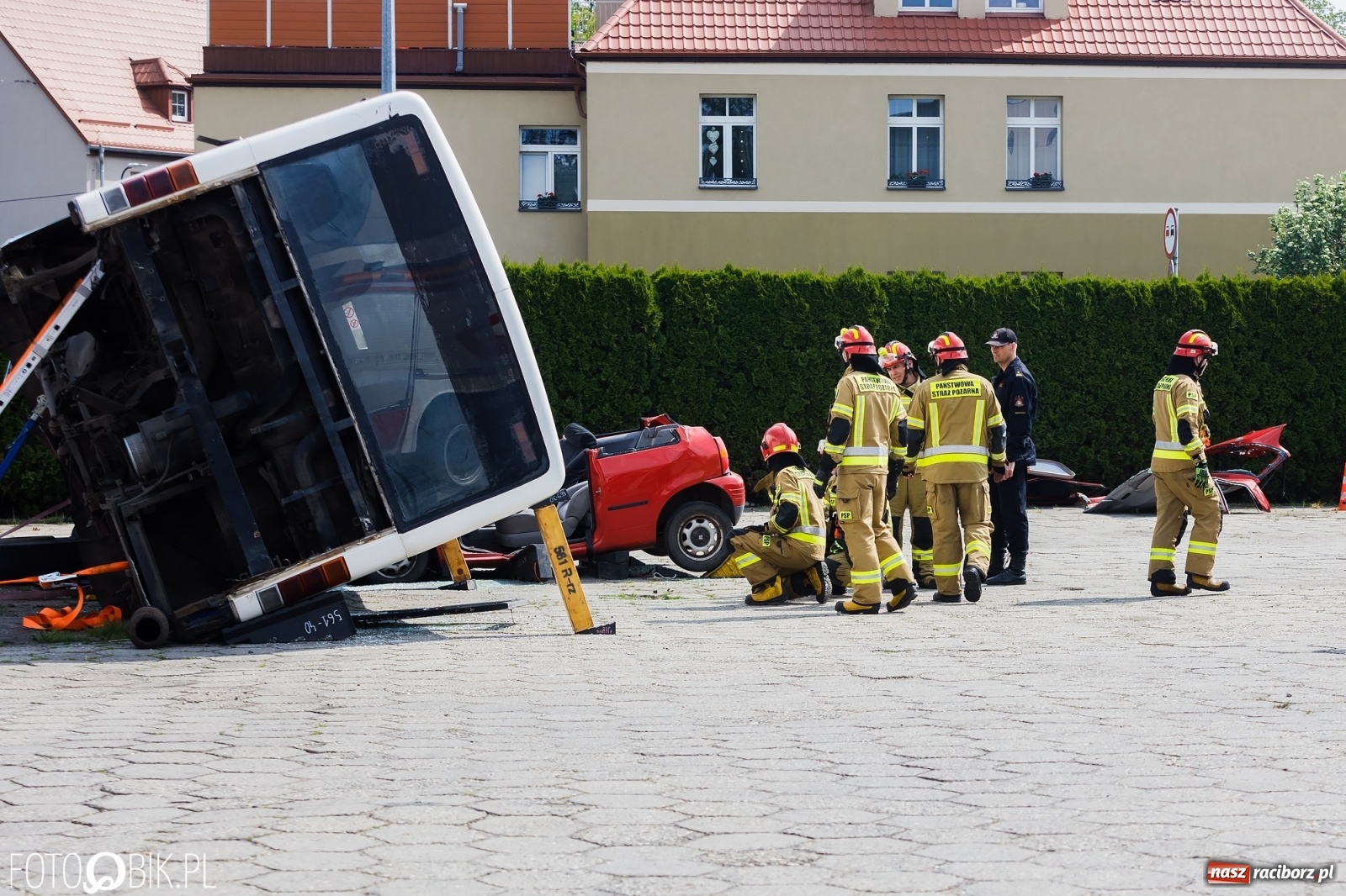 Zdjęcie w galerii na portalu naszraciborz.pl: Katastrofa drogowa w Raciborzu. Autobus przygniótł osobówkę [ĆWICZENIA] wiadomości z regionu