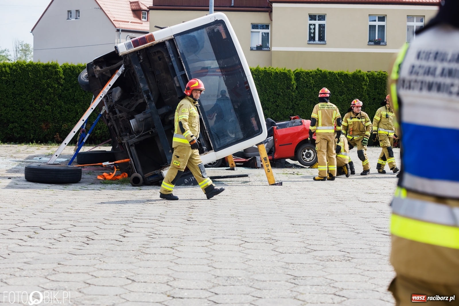 Zdjęcie w galerii na portalu naszraciborz.pl: Katastrofa drogowa w Raciborzu. Autobus przygniótł osobówkę [ĆWICZENIA] wiadomości z regionu