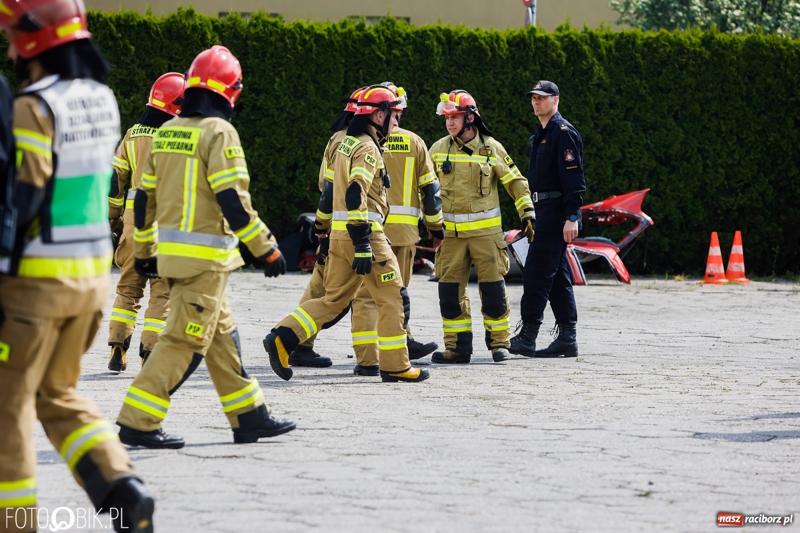 Zdjęcie w galerii na portalu naszraciborz.pl: Katastrofa drogowa w Raciborzu. Autobus przygniótł osobówkę [ĆWICZENIA] wiadomości z regionu