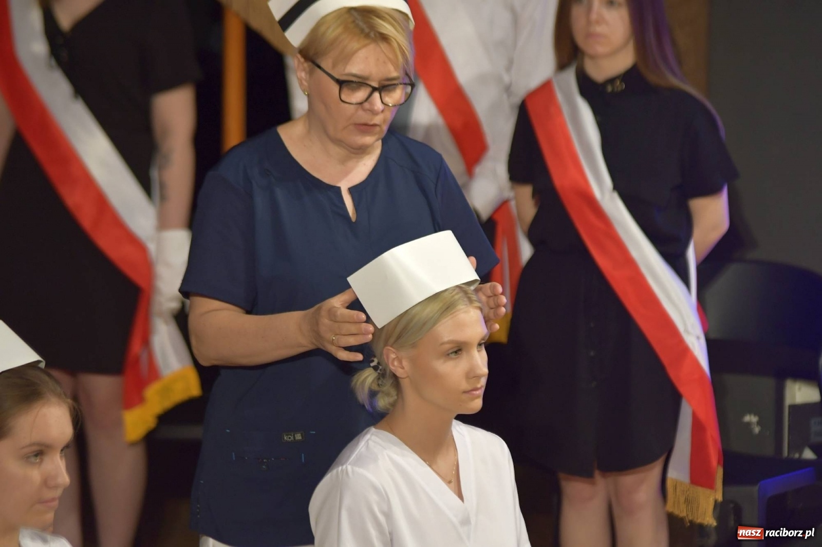 Zdjęcie w galerii na portalu naszraciborz.pl: Czepkowanie studentek pielęgniarstwa raciborskiej PWSZ [FOTO i WIDEO] wiadomości z regionu