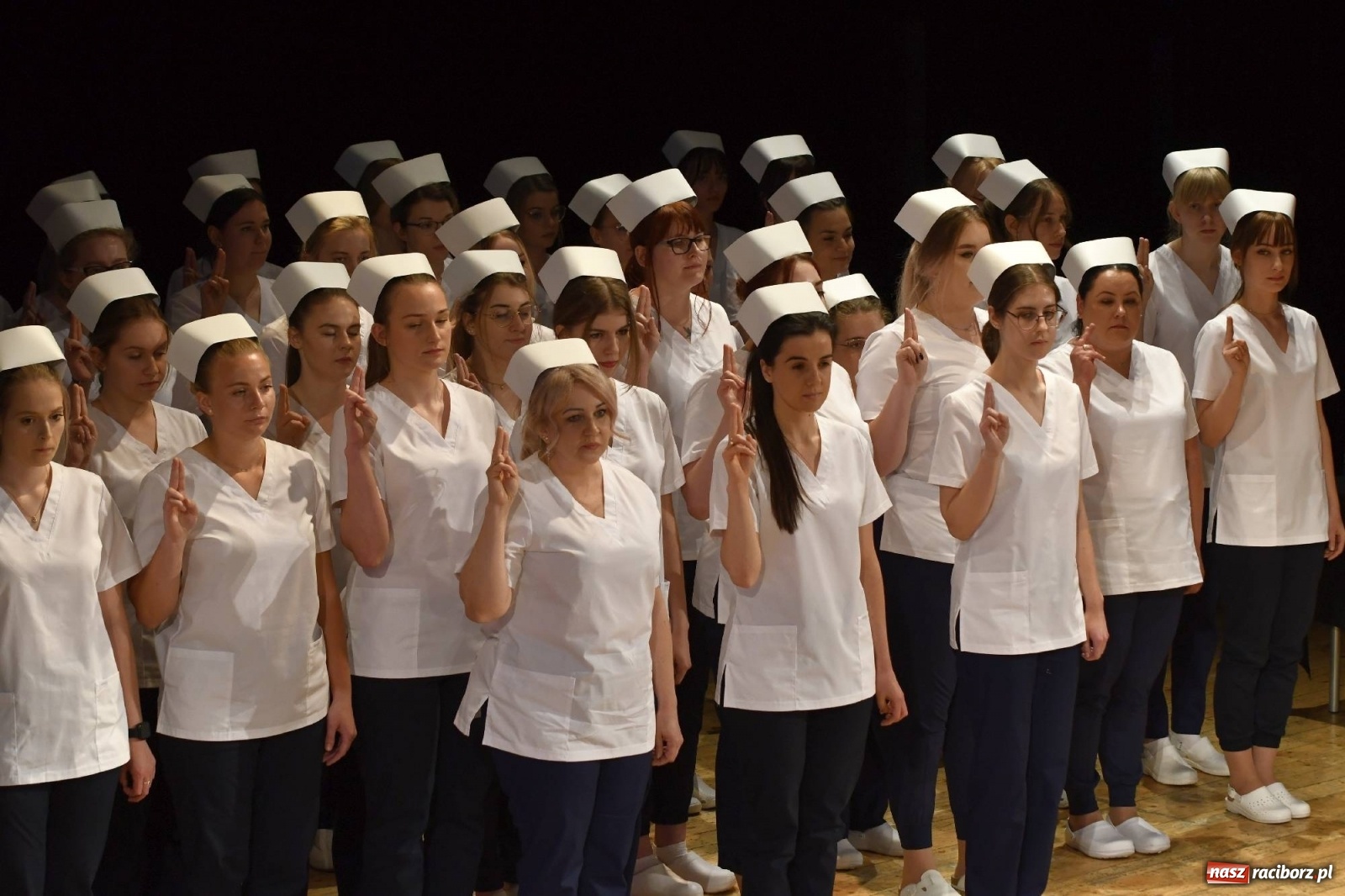 Zdjęcie w galerii na portalu naszraciborz.pl: Czepkowanie studentek pielęgniarstwa raciborskiej PWSZ [FOTO i WIDEO] wiadomości z regionu