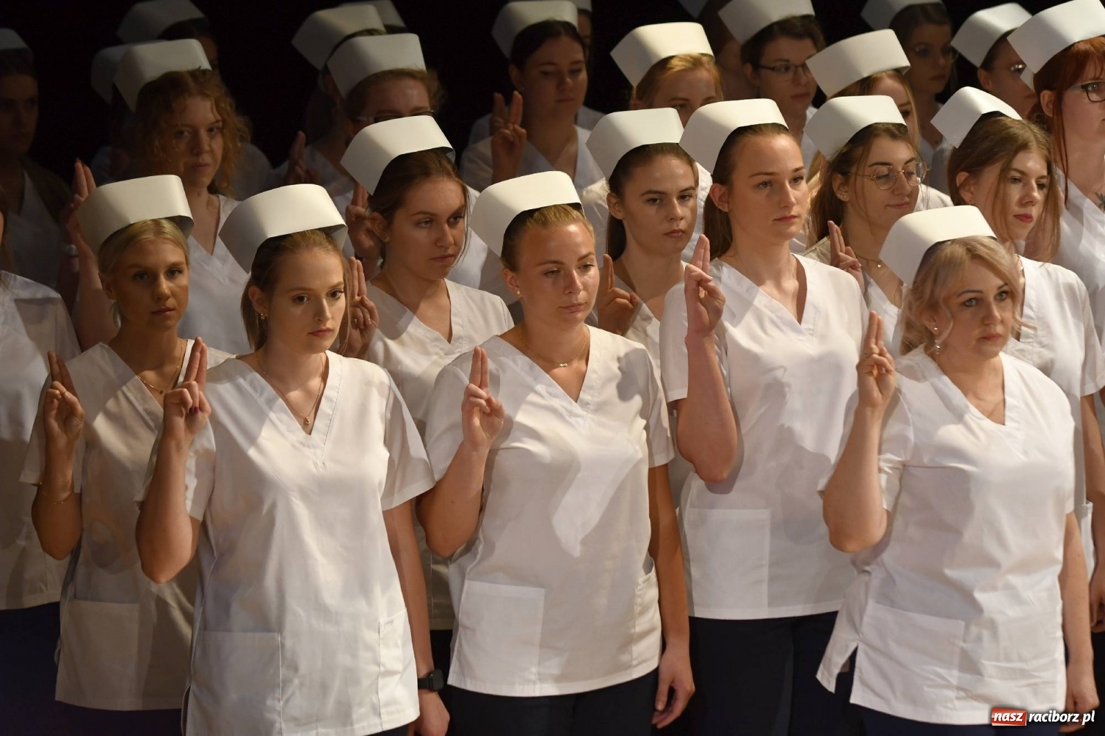 Zdjęcie w galerii na portalu naszraciborz.pl: Czepkowanie studentek pielęgniarstwa raciborskiej PWSZ [FOTO i WIDEO] wiadomości z regionu