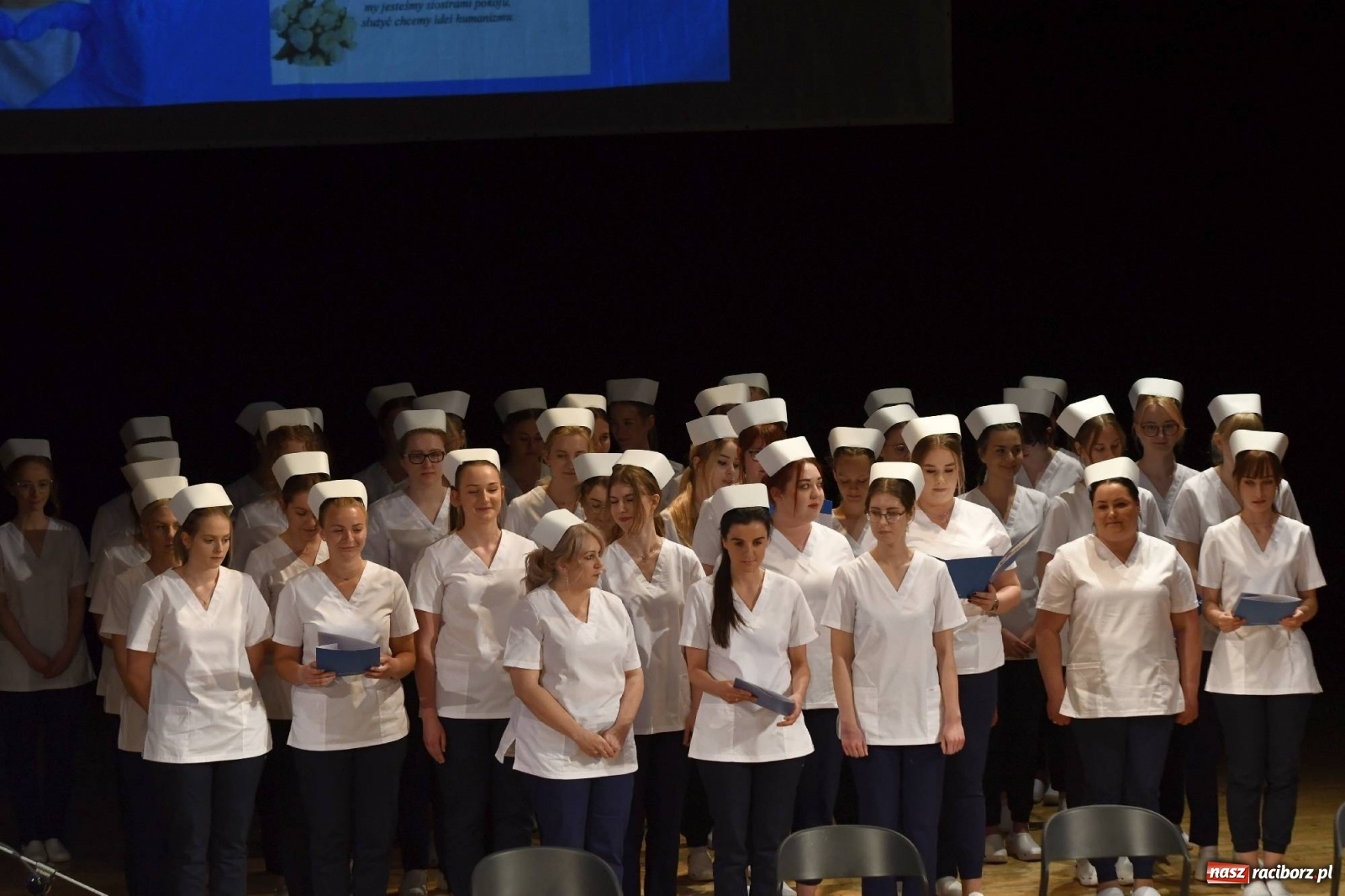 Zdjęcie w galerii na portalu naszraciborz.pl: Czepkowanie studentek pielęgniarstwa raciborskiej PWSZ [FOTO i WIDEO] wiadomości z regionu