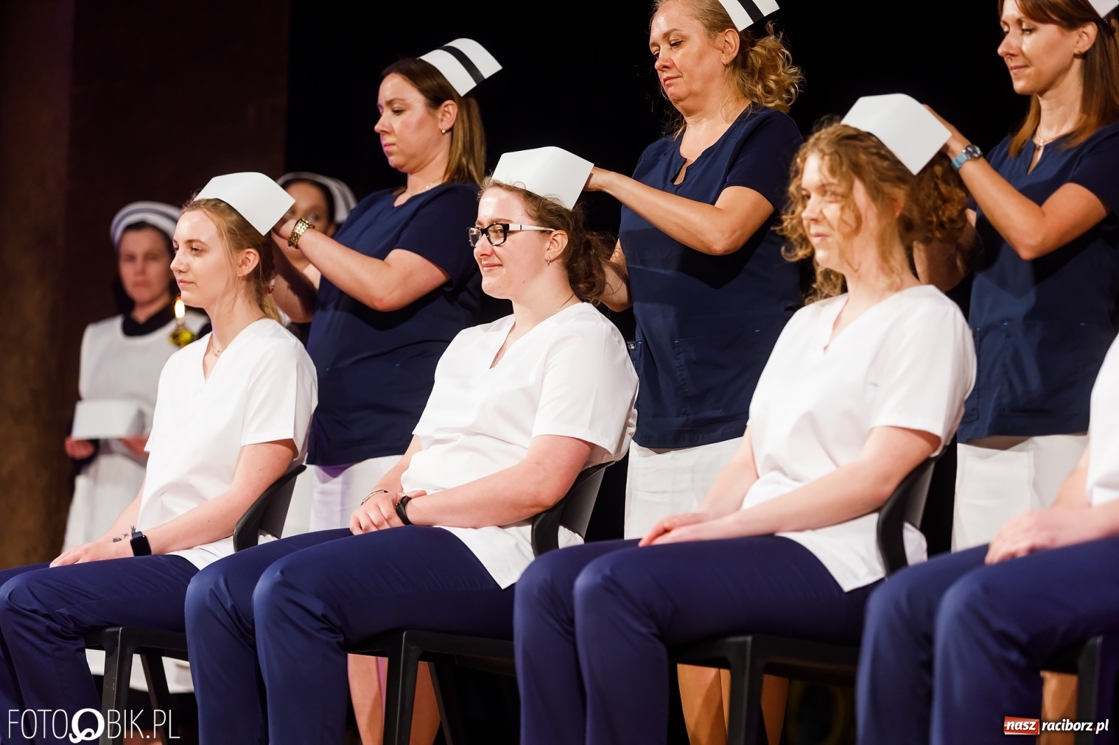 Zdjęcie w galerii na portalu naszraciborz.pl: Czepkowanie studentek pielęgniarstwa raciborskiej PWSZ [FOTO i WIDEO] wiadomości z regionu