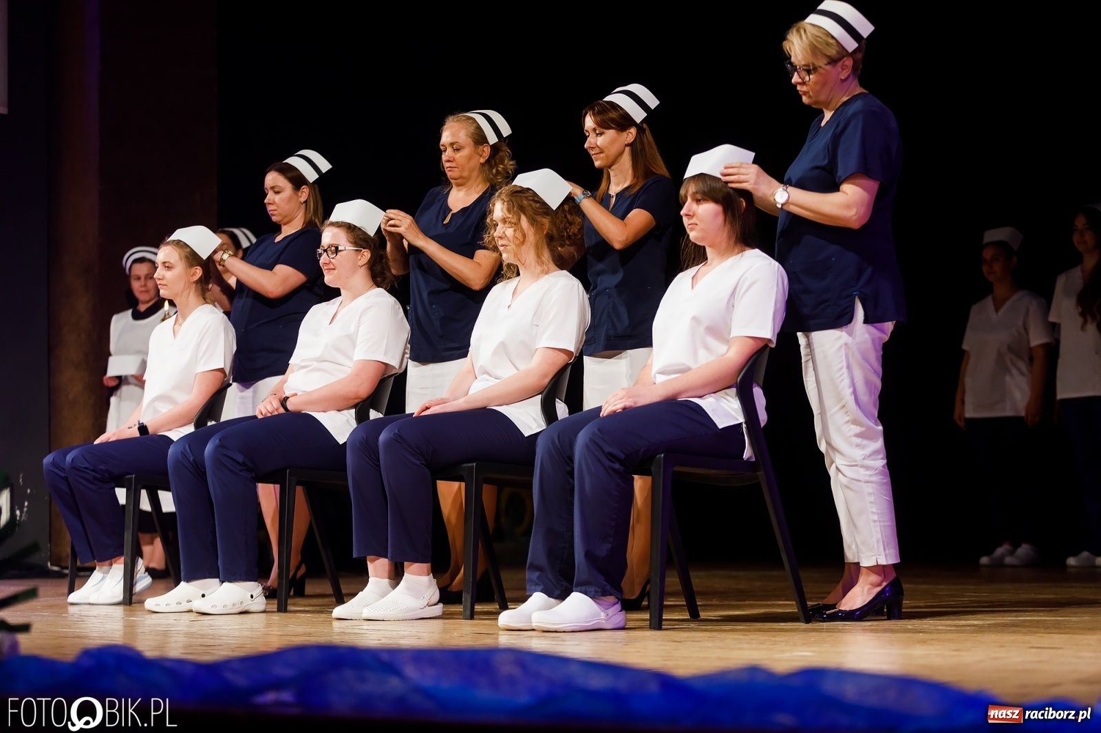 Zdjęcie w galerii na portalu naszraciborz.pl: Czepkowanie studentek pielęgniarstwa raciborskiej PWSZ [FOTO i WIDEO] wiadomości z regionu