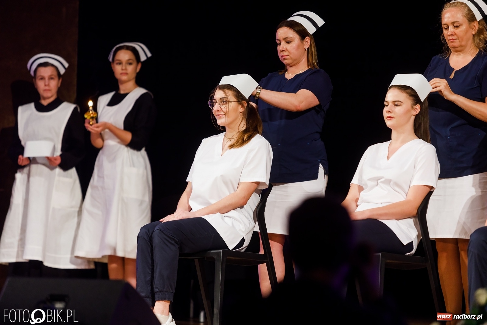 Zdjęcie w galerii na portalu naszraciborz.pl: Czepkowanie studentek pielęgniarstwa raciborskiej PWSZ [FOTO i WIDEO] wiadomości z regionu