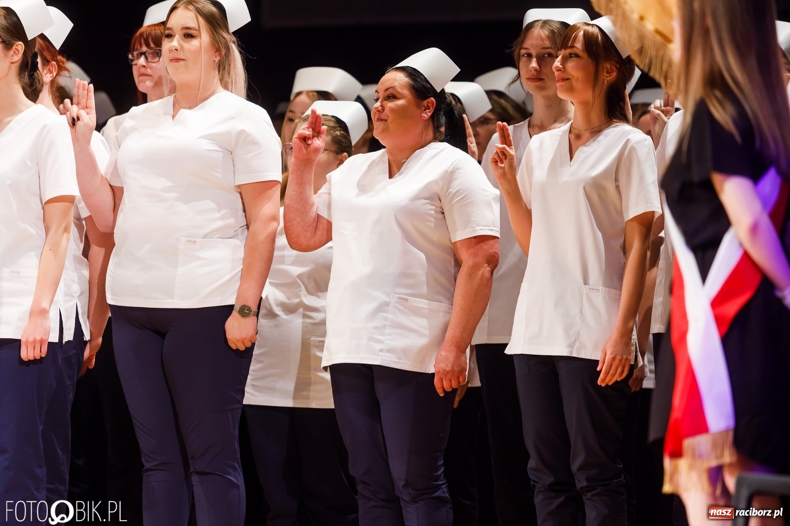 Zdjęcie w galerii na portalu naszraciborz.pl: Czepkowanie studentek pielęgniarstwa raciborskiej PWSZ [FOTO i WIDEO] wiadomości z regionu