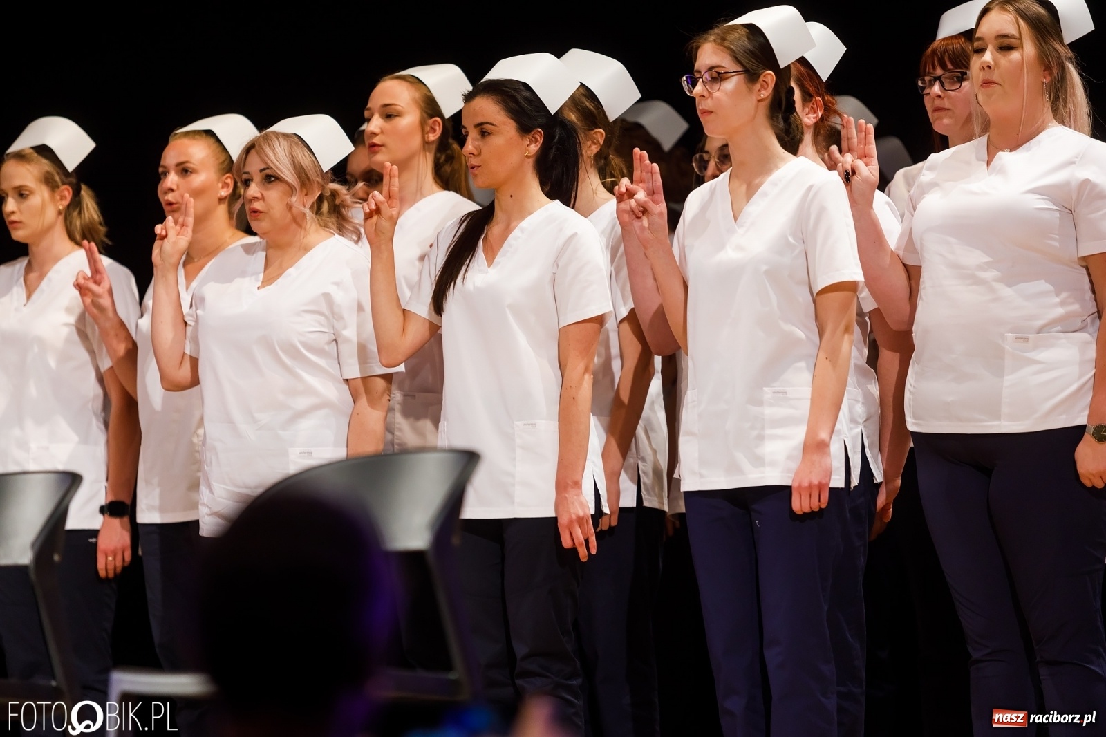 Zdjęcie w galerii na portalu naszraciborz.pl: Czepkowanie studentek pielęgniarstwa raciborskiej PWSZ [FOTO i WIDEO] wiadomości z regionu
