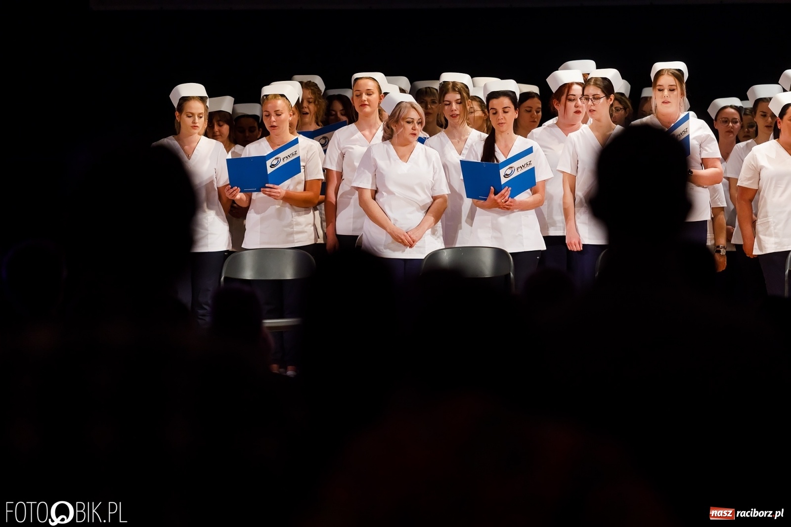 Zdjęcie w galerii na portalu naszraciborz.pl: Czepkowanie studentek pielęgniarstwa raciborskiej PWSZ [FOTO i WIDEO] wiadomości z regionu