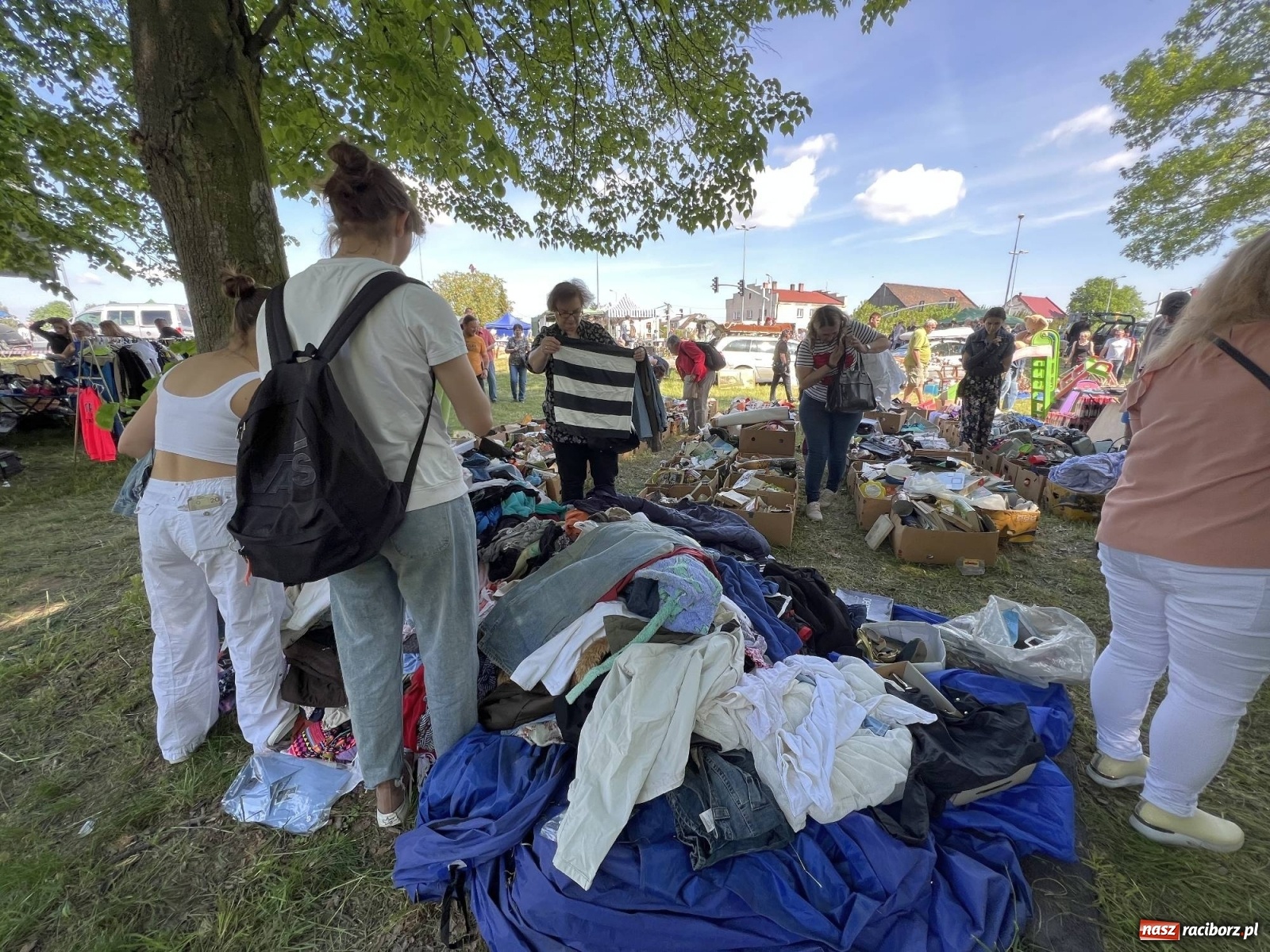 Zdjęcie w galerii na portalu naszraciborz.pl: Tłumy na jarmarku w Chałupkach [FOTO i WIDEO] wiadomości z regionu