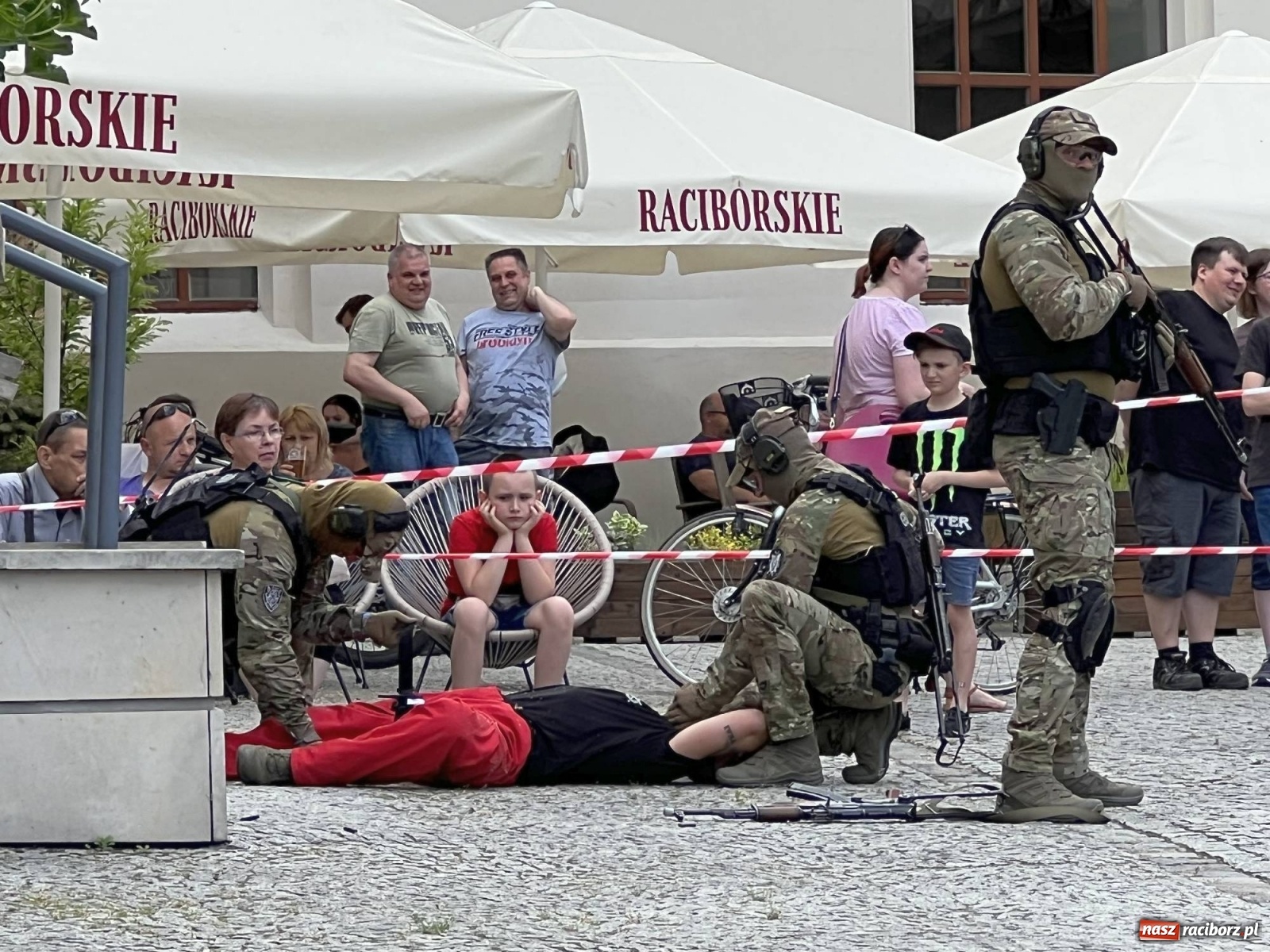 Zdjęcie w galerii na portalu naszraciborz.pl: Atak na konwój. Pokaz grupy interwencyjnej SW na raciborskim zamku [FOTO i WIDEO] wiadomości z regionu