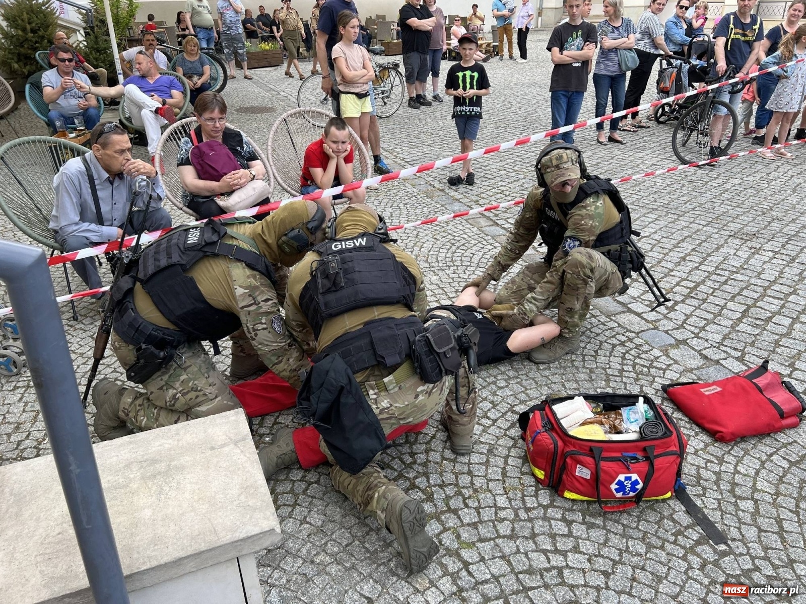 Zdjęcie w galerii na portalu naszraciborz.pl: Atak na konwój. Pokaz grupy interwencyjnej SW na raciborskim zamku [FOTO i WIDEO] wiadomości z regionu