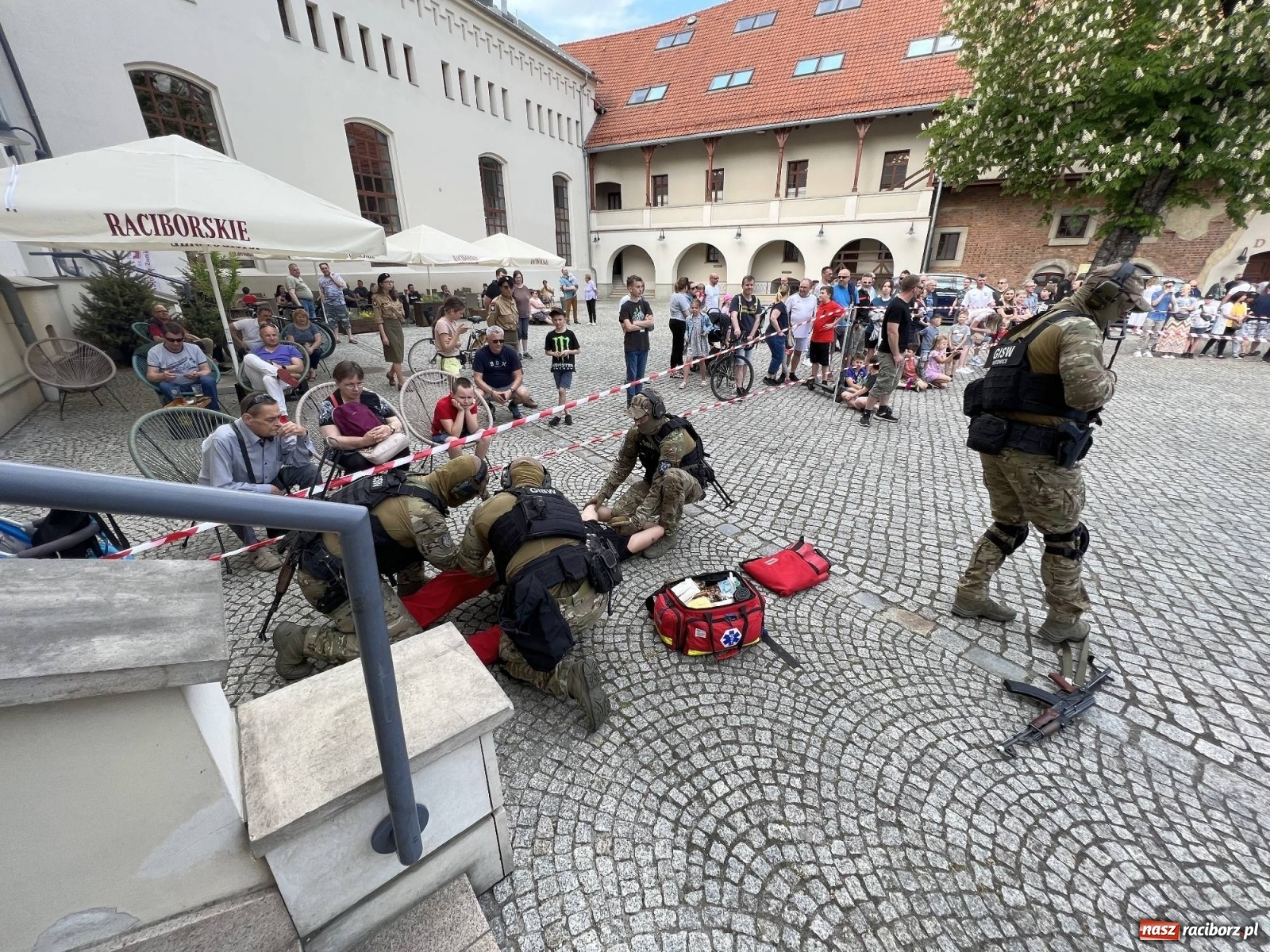 Zdjęcie w galerii na portalu naszraciborz.pl: Atak na konwój. Pokaz grupy interwencyjnej SW na raciborskim zamku [FOTO i WIDEO] wiadomości z regionu