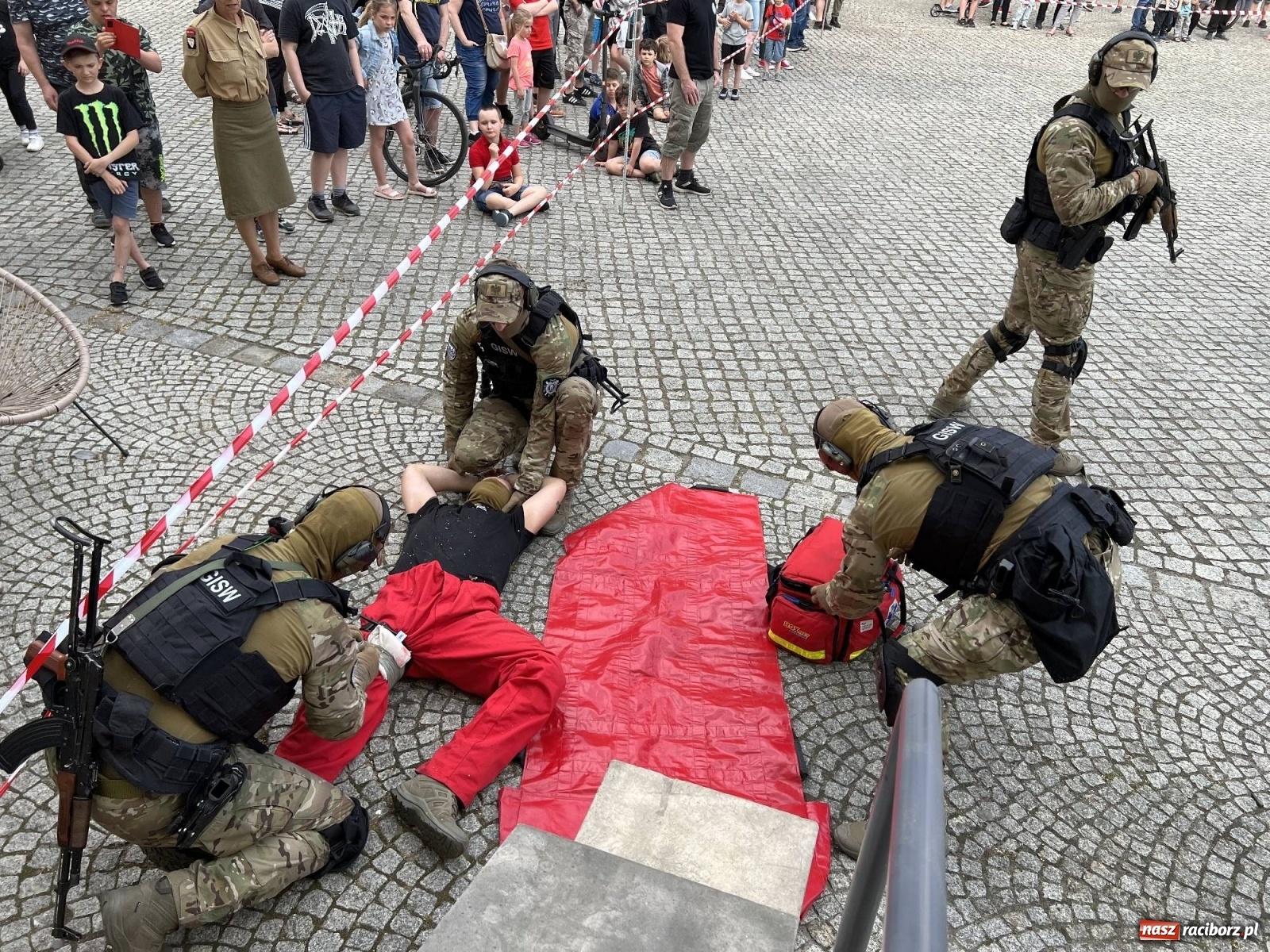 Zdjęcie w galerii na portalu naszraciborz.pl: Atak na konwój. Pokaz grupy interwencyjnej SW na raciborskim zamku [FOTO i WIDEO] wiadomości z regionu