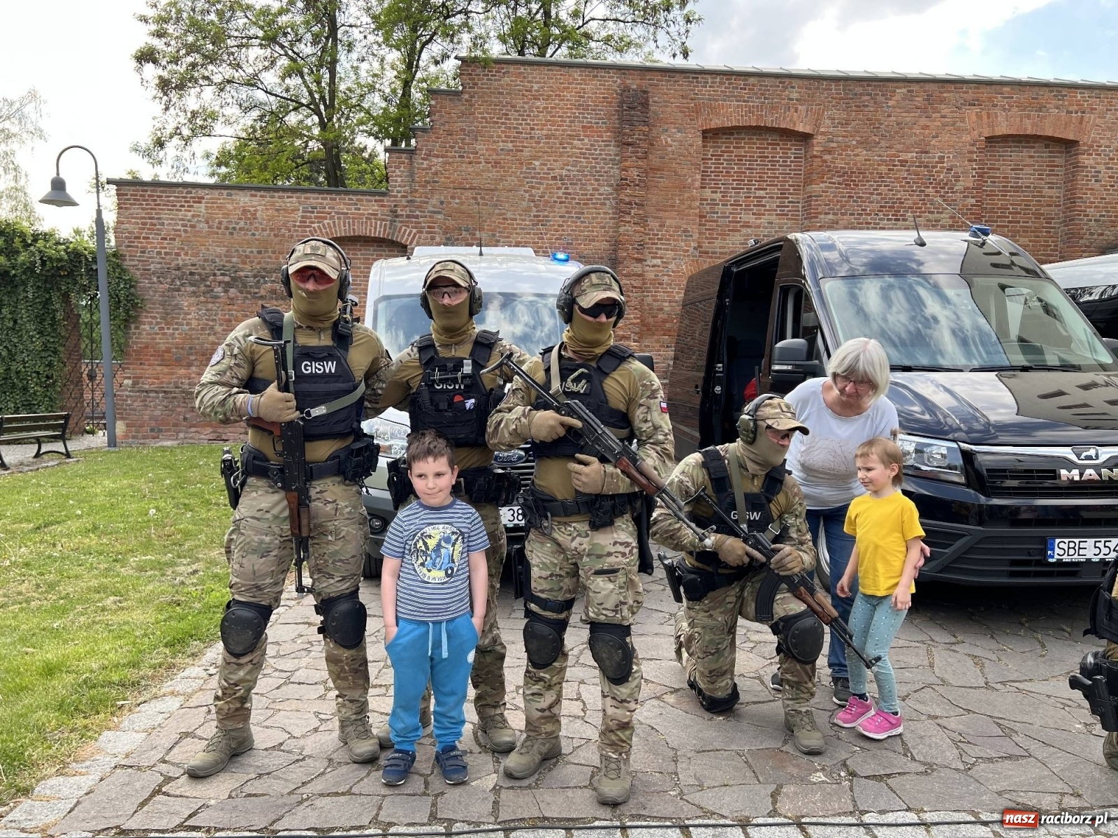 Zdjęcie w galerii na portalu naszraciborz.pl: Atak na konwój. Pokaz grupy interwencyjnej SW na raciborskim zamku [FOTO i WIDEO] wiadomości z regionu