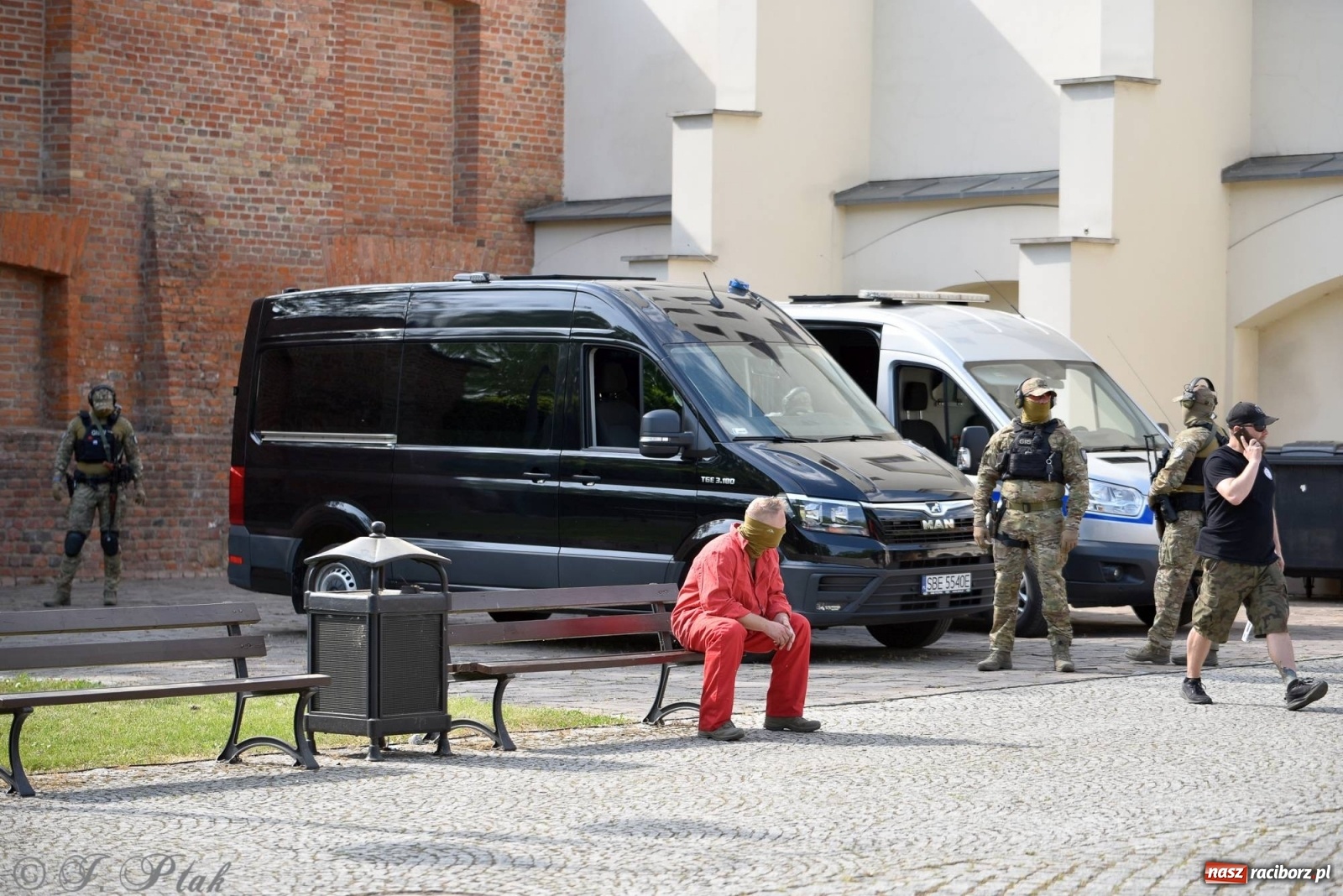 Zdjęcie w galerii na portalu naszraciborz.pl: Atak na konwój. Pokaz grupy interwencyjnej SW na raciborskim zamku [FOTO i WIDEO] wiadomości z regionu