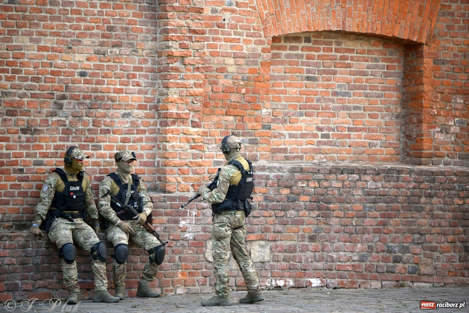 Zdjęcie w galerii na portalu naszraciborz.pl: Atak na konwój. Pokaz grupy interwencyjnej SW na raciborskim zamku [FOTO i WIDEO] wiadomości z regionu