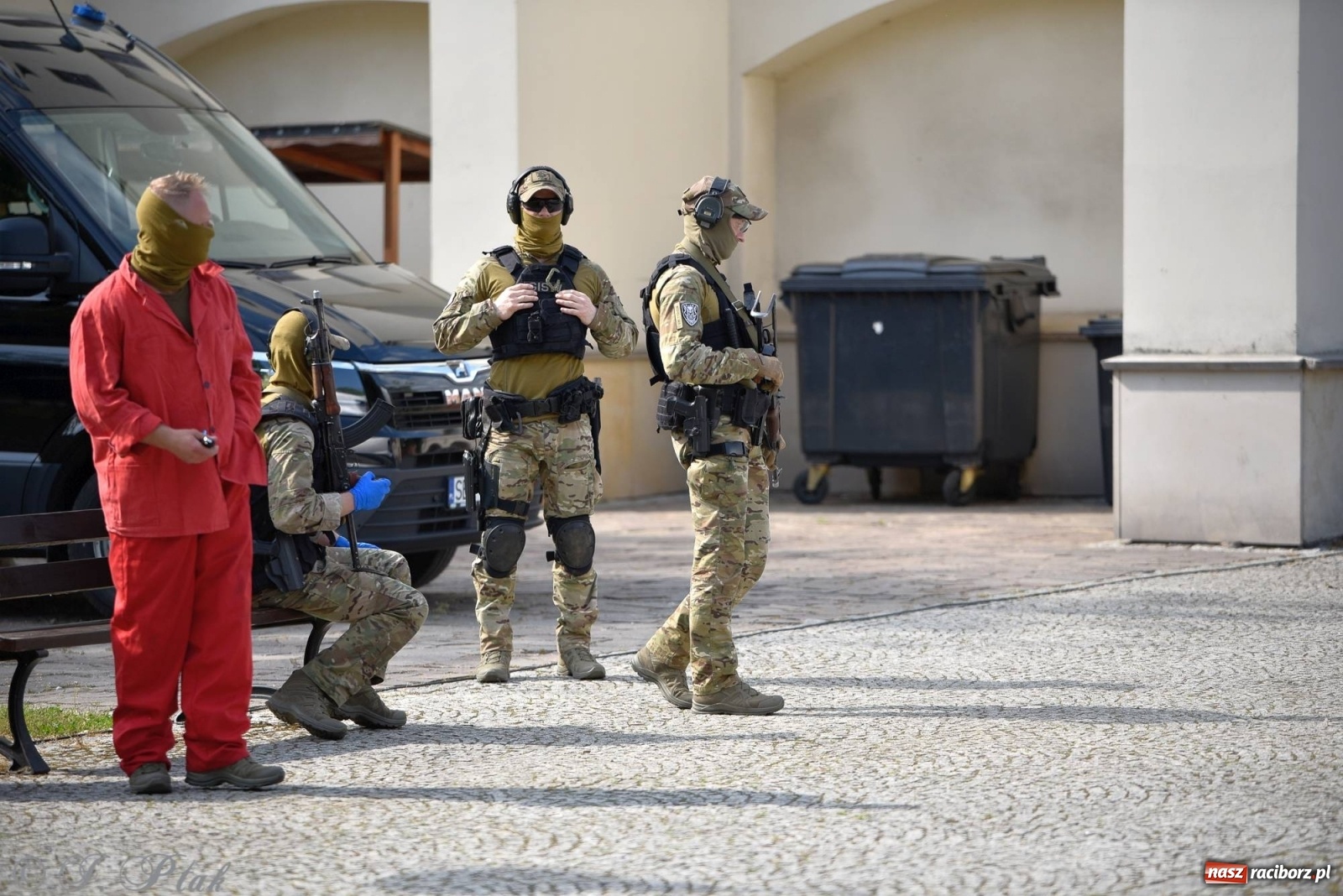 Zdjęcie w galerii na portalu naszraciborz.pl: Atak na konwój. Pokaz grupy interwencyjnej SW na raciborskim zamku [FOTO i WIDEO] wiadomości z regionu