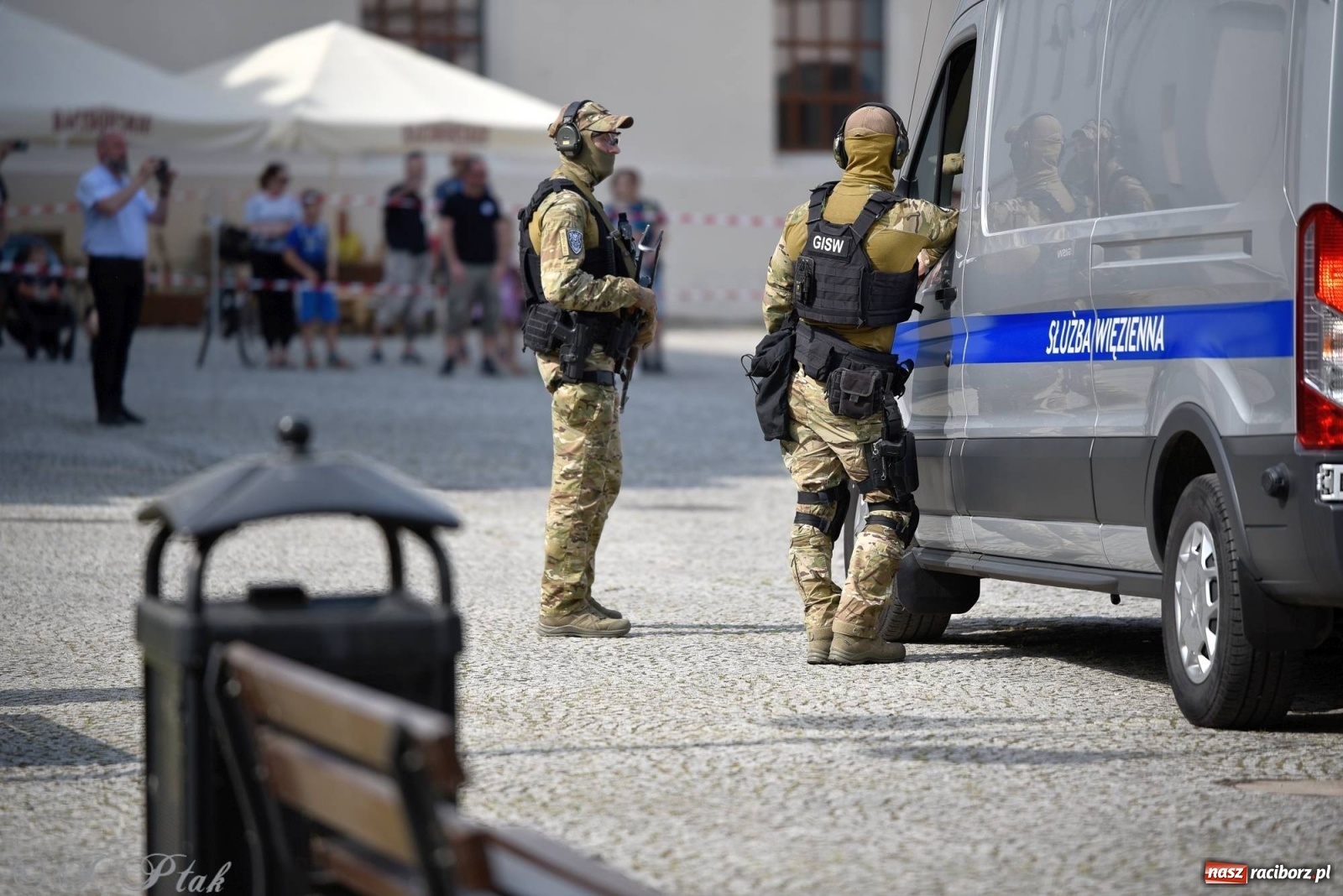 Zdjęcie w galerii na portalu naszraciborz.pl: Atak na konwój. Pokaz grupy interwencyjnej SW na raciborskim zamku [FOTO i WIDEO] wiadomości z regionu
