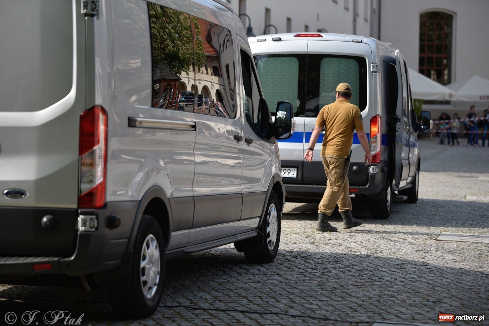 Zdjęcie w galerii na portalu naszraciborz.pl: Atak na konwój. Pokaz grupy interwencyjnej SW na raciborskim zamku [FOTO i WIDEO] wiadomości z regionu
