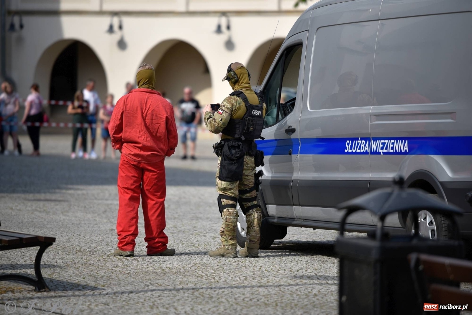 Zdjęcie w galerii na portalu naszraciborz.pl: Atak na konwój. Pokaz grupy interwencyjnej SW na raciborskim zamku [FOTO i WIDEO] wiadomości z regionu
