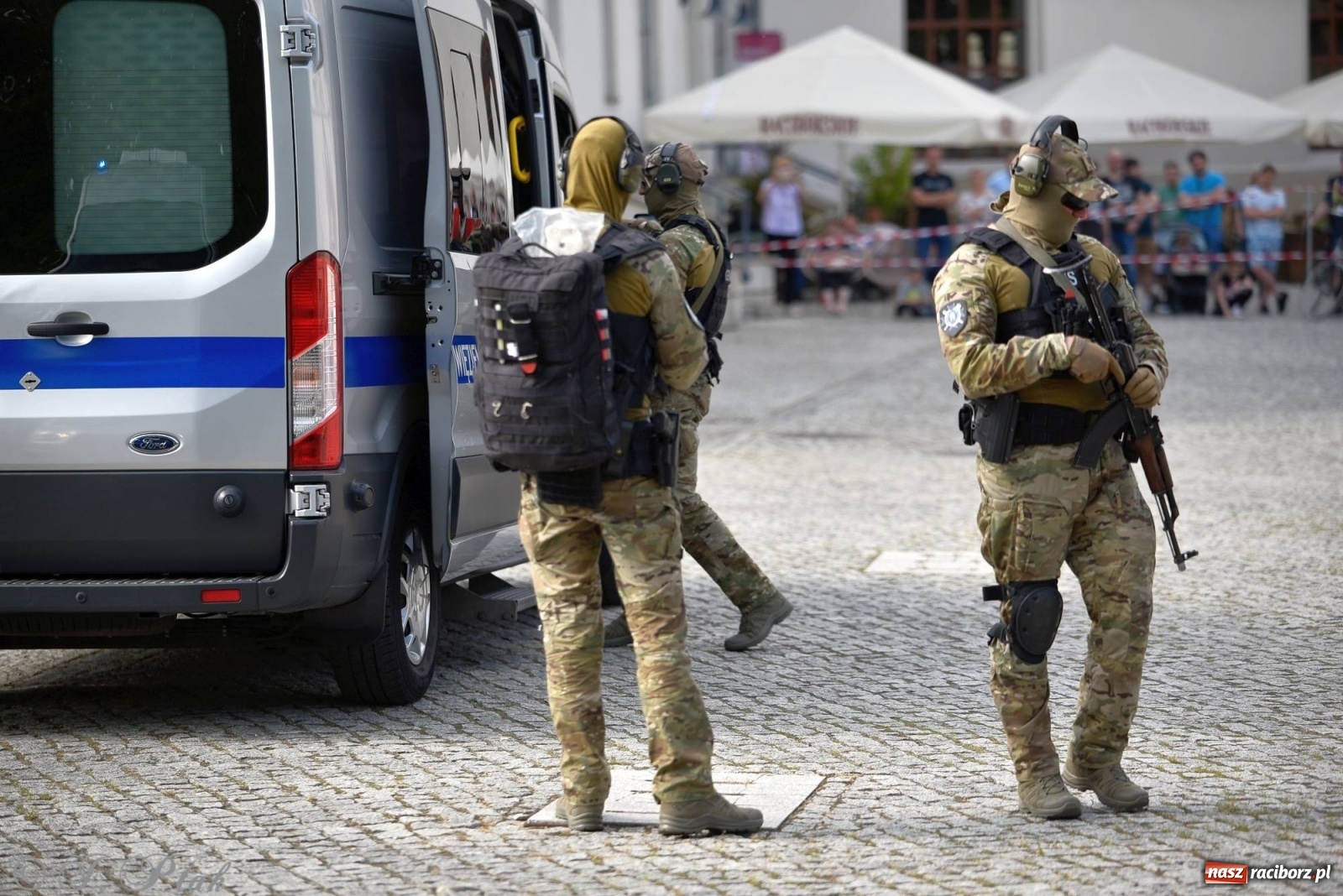 Zdjęcie w galerii na portalu naszraciborz.pl: Atak na konwój. Pokaz grupy interwencyjnej SW na raciborskim zamku [FOTO i WIDEO] wiadomości z regionu