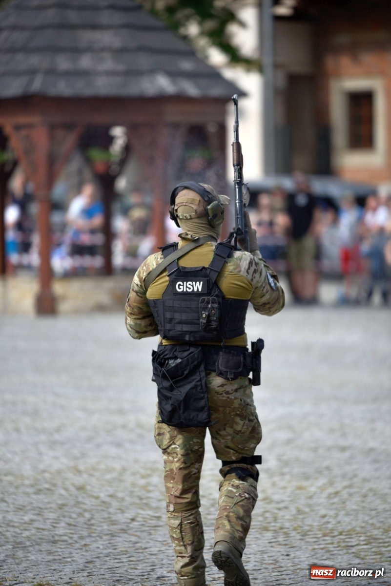 Zdjęcie w galerii na portalu naszraciborz.pl: Atak na konwój. Pokaz grupy interwencyjnej SW na raciborskim zamku [FOTO i WIDEO] wiadomości z regionu