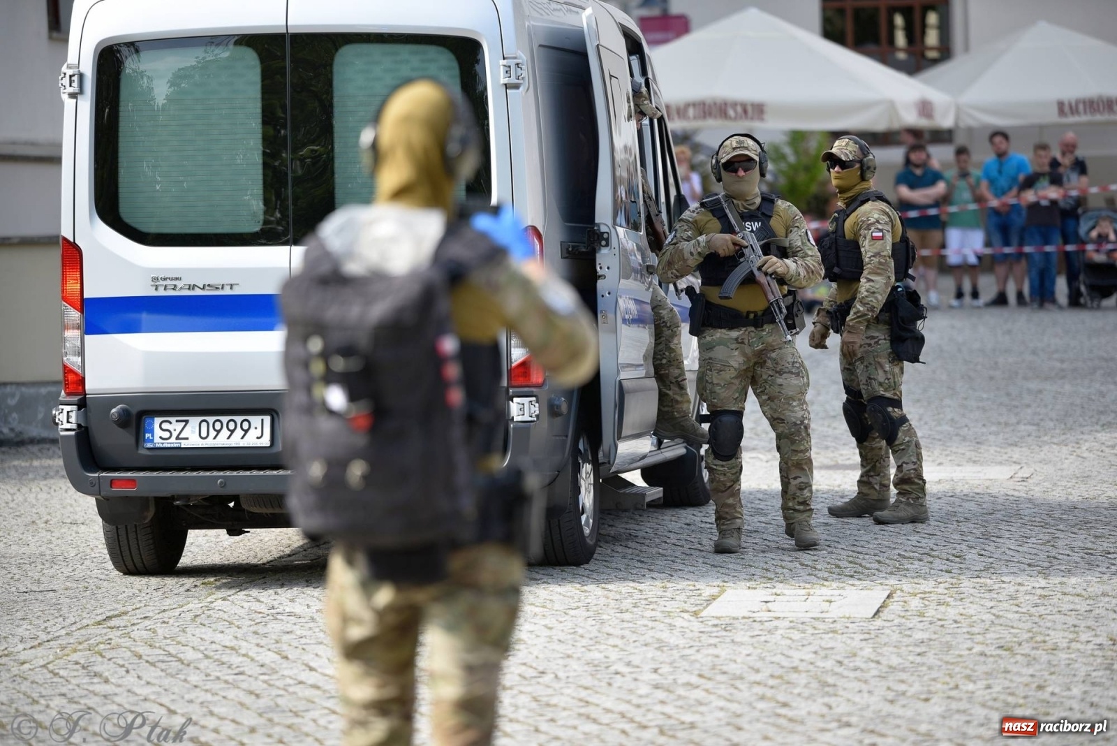 Zdjęcie w galerii na portalu naszraciborz.pl: Atak na konwój. Pokaz grupy interwencyjnej SW na raciborskim zamku [FOTO i WIDEO] wiadomości z regionu
