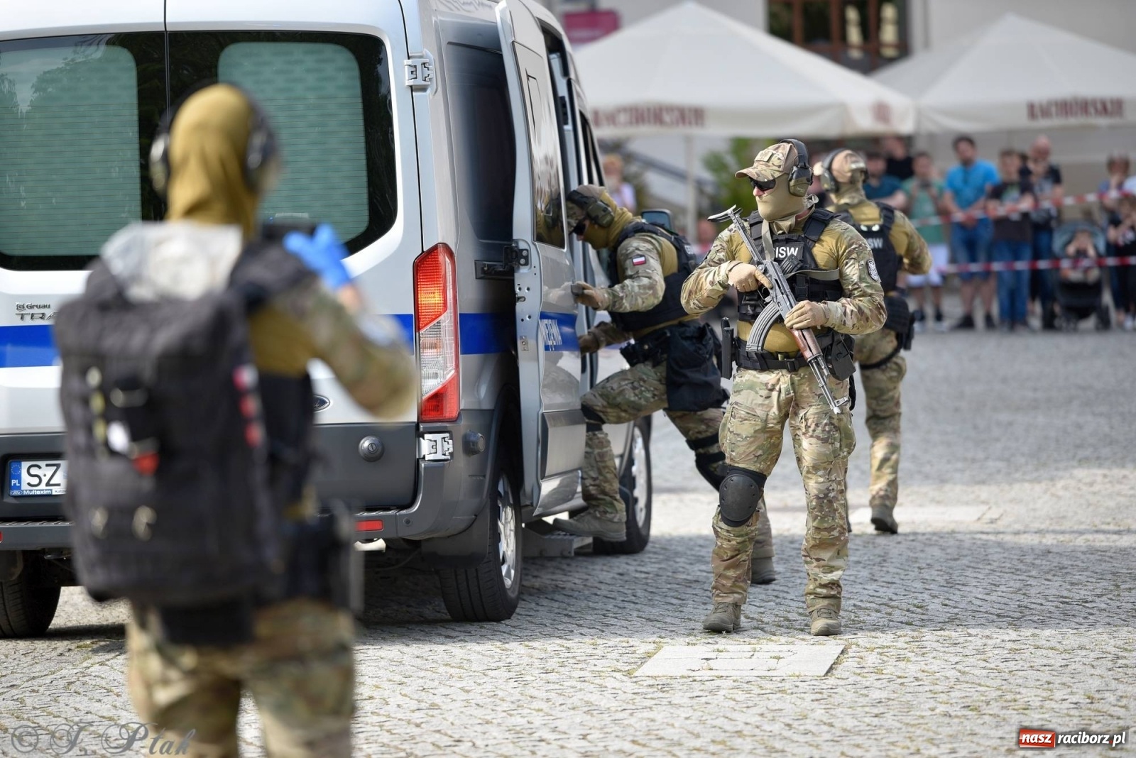 Zdjęcie w galerii na portalu naszraciborz.pl: Atak na konwój. Pokaz grupy interwencyjnej SW na raciborskim zamku [FOTO i WIDEO] wiadomości z regionu
