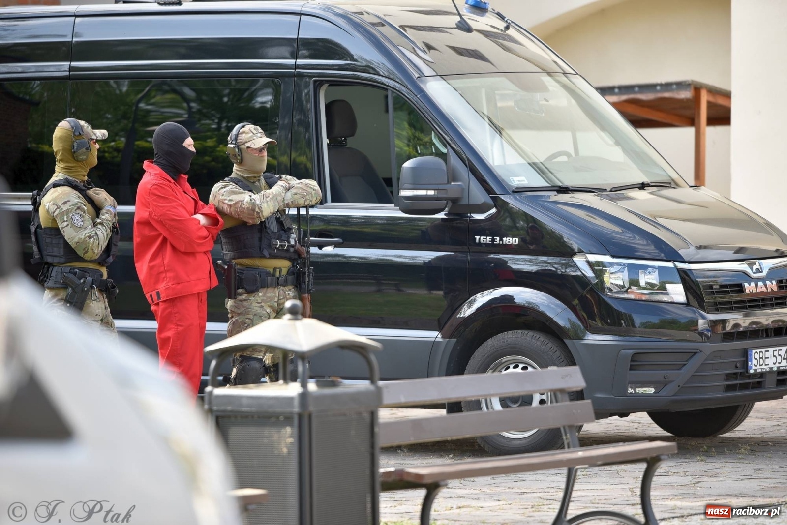 Zdjęcie w galerii na portalu naszraciborz.pl: Atak na konwój. Pokaz grupy interwencyjnej SW na raciborskim zamku [FOTO i WIDEO] wiadomości z regionu