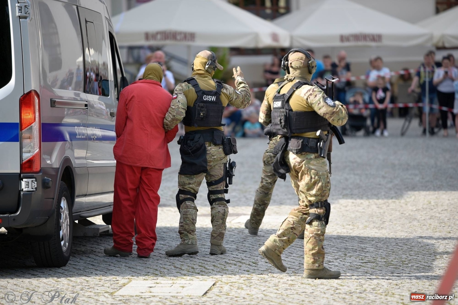 Zdjęcie w galerii na portalu naszraciborz.pl: Atak na konwój. Pokaz grupy interwencyjnej SW na raciborskim zamku [FOTO i WIDEO] wiadomości z regionu