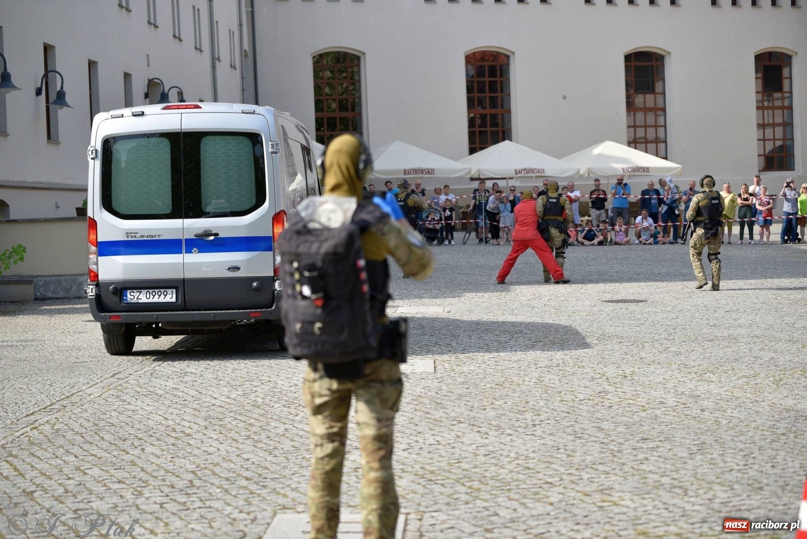 Zdjęcie w galerii na portalu naszraciborz.pl: Atak na konwój. Pokaz grupy interwencyjnej SW na raciborskim zamku [FOTO i WIDEO] wiadomości z regionu