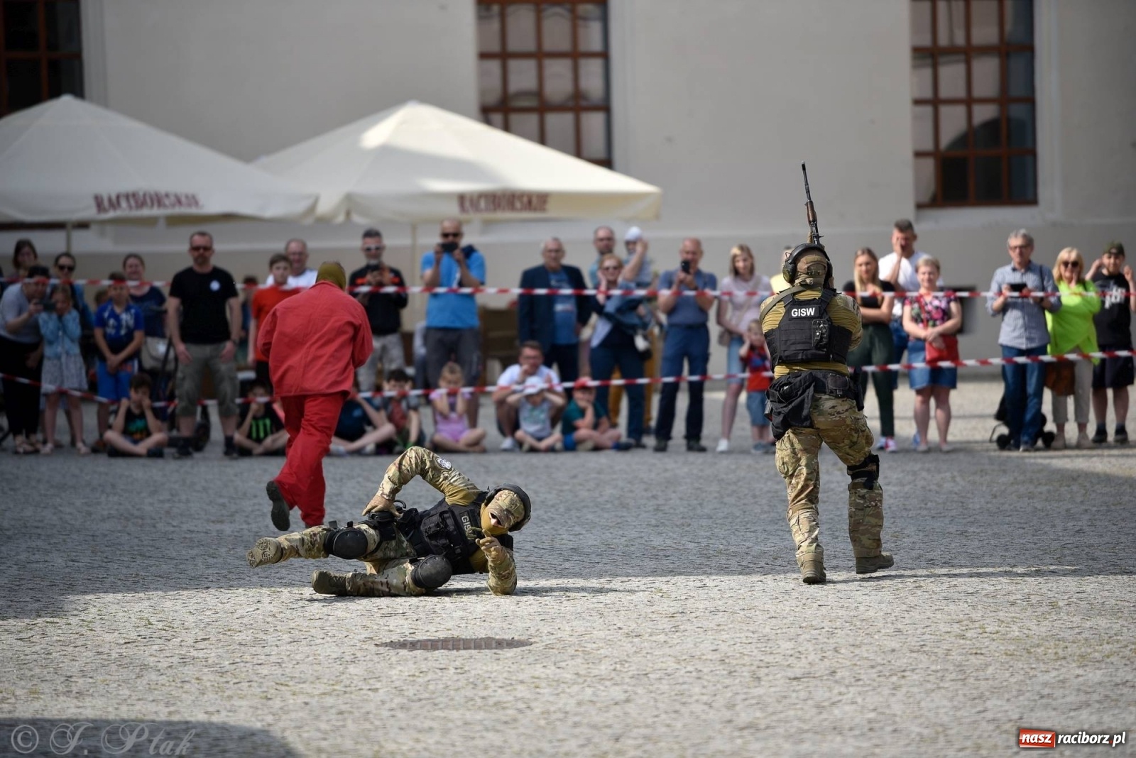 Zdjęcie w galerii na portalu naszraciborz.pl: Atak na konwój. Pokaz grupy interwencyjnej SW na raciborskim zamku [FOTO i WIDEO] wiadomości z regionu