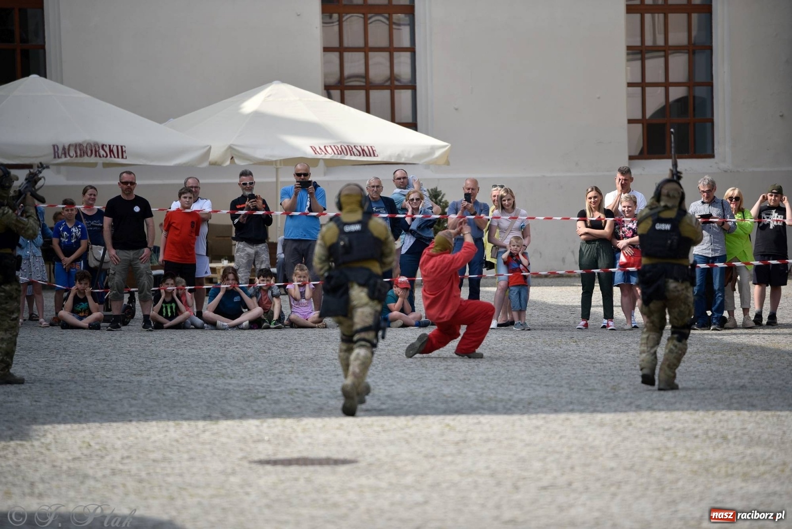 Zdjęcie w galerii na portalu naszraciborz.pl: Atak na konwój. Pokaz grupy interwencyjnej SW na raciborskim zamku [FOTO i WIDEO] wiadomości z regionu