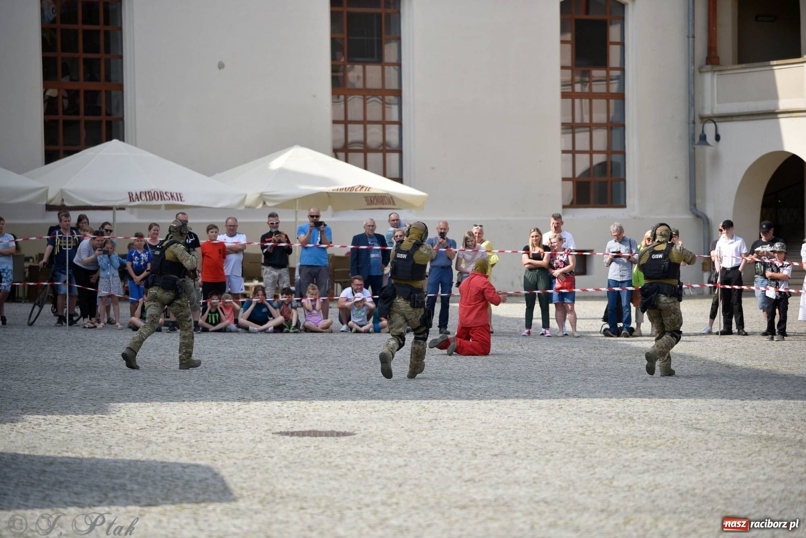 Zdjęcie w galerii na portalu naszraciborz.pl: Atak na konwój. Pokaz grupy interwencyjnej SW na raciborskim zamku [FOTO i WIDEO] wiadomości z regionu