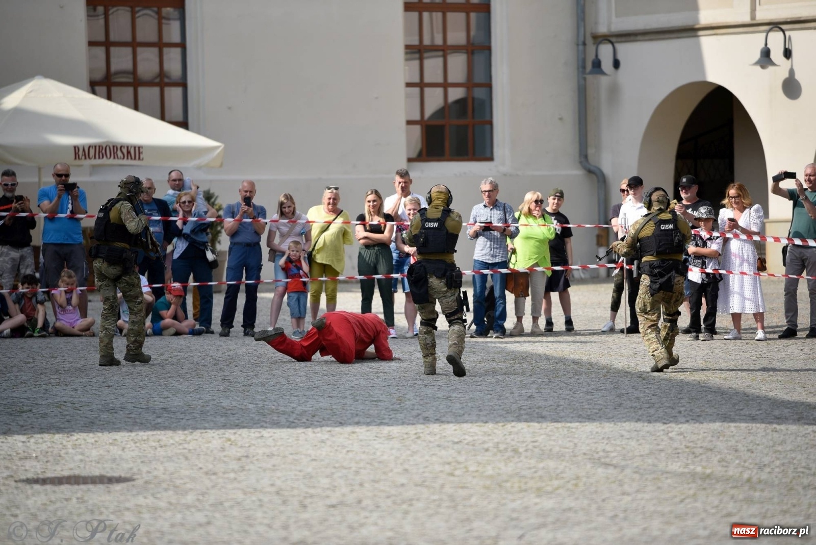 Zdjęcie w galerii na portalu naszraciborz.pl: Atak na konwój. Pokaz grupy interwencyjnej SW na raciborskim zamku [FOTO i WIDEO] wiadomości z regionu