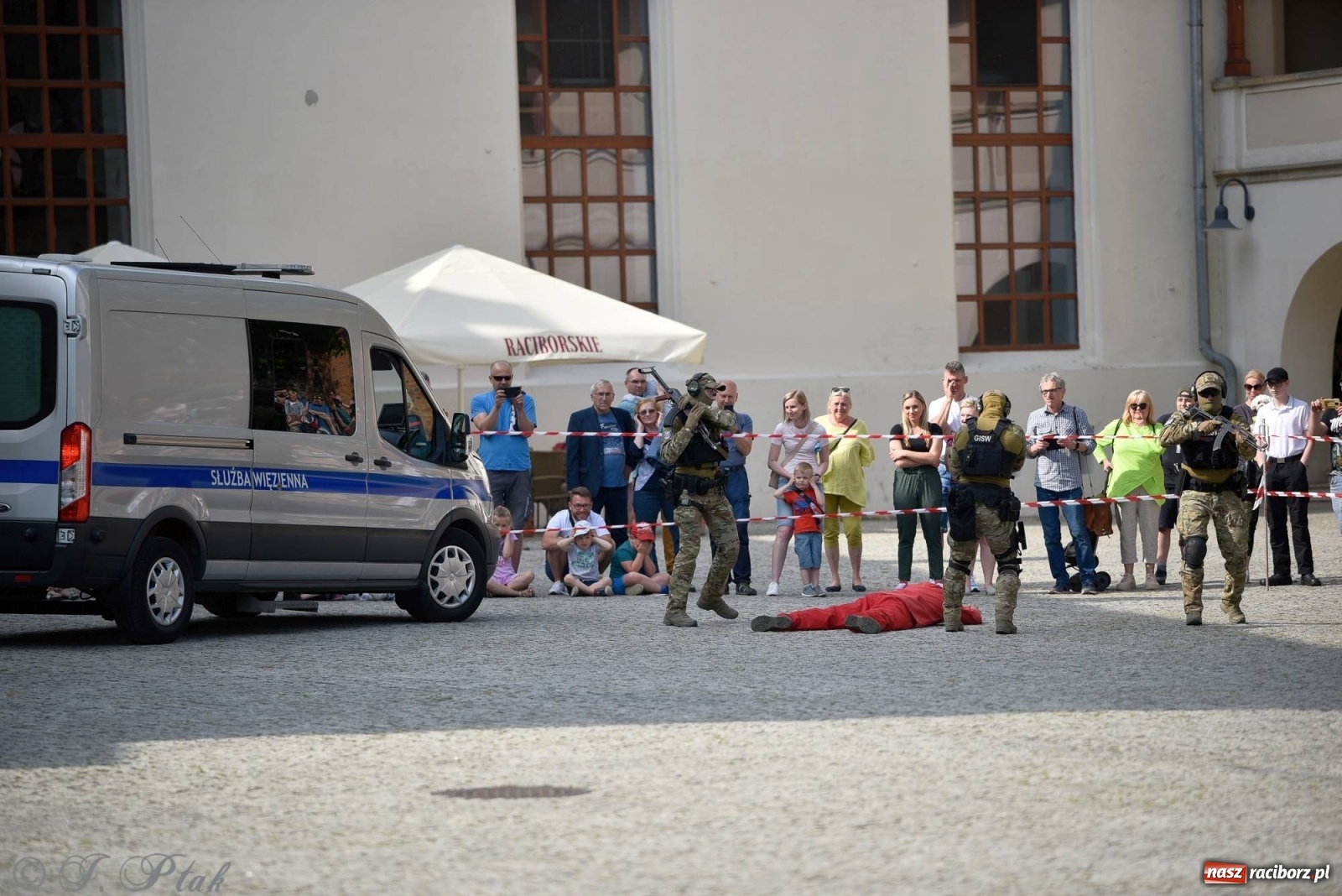 Zdjęcie w galerii na portalu naszraciborz.pl: Atak na konwój. Pokaz grupy interwencyjnej SW na raciborskim zamku [FOTO i WIDEO] wiadomości z regionu