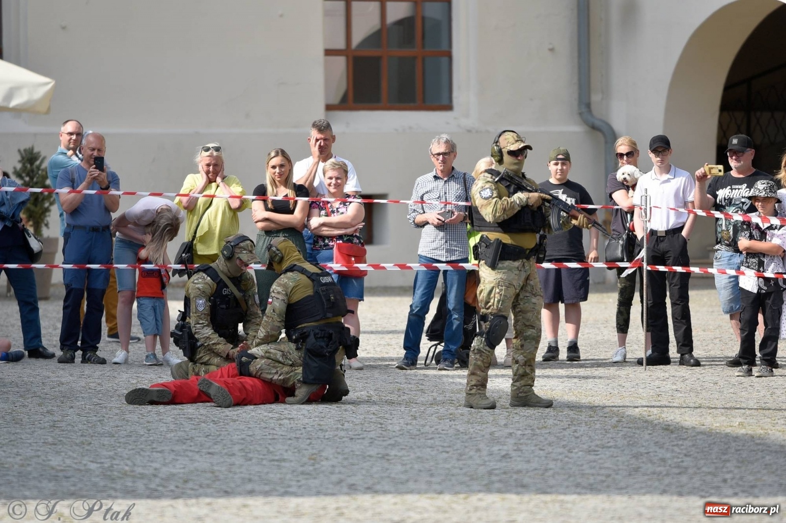 Zdjęcie w galerii na portalu naszraciborz.pl: Atak na konwój. Pokaz grupy interwencyjnej SW na raciborskim zamku [FOTO i WIDEO] wiadomości z regionu