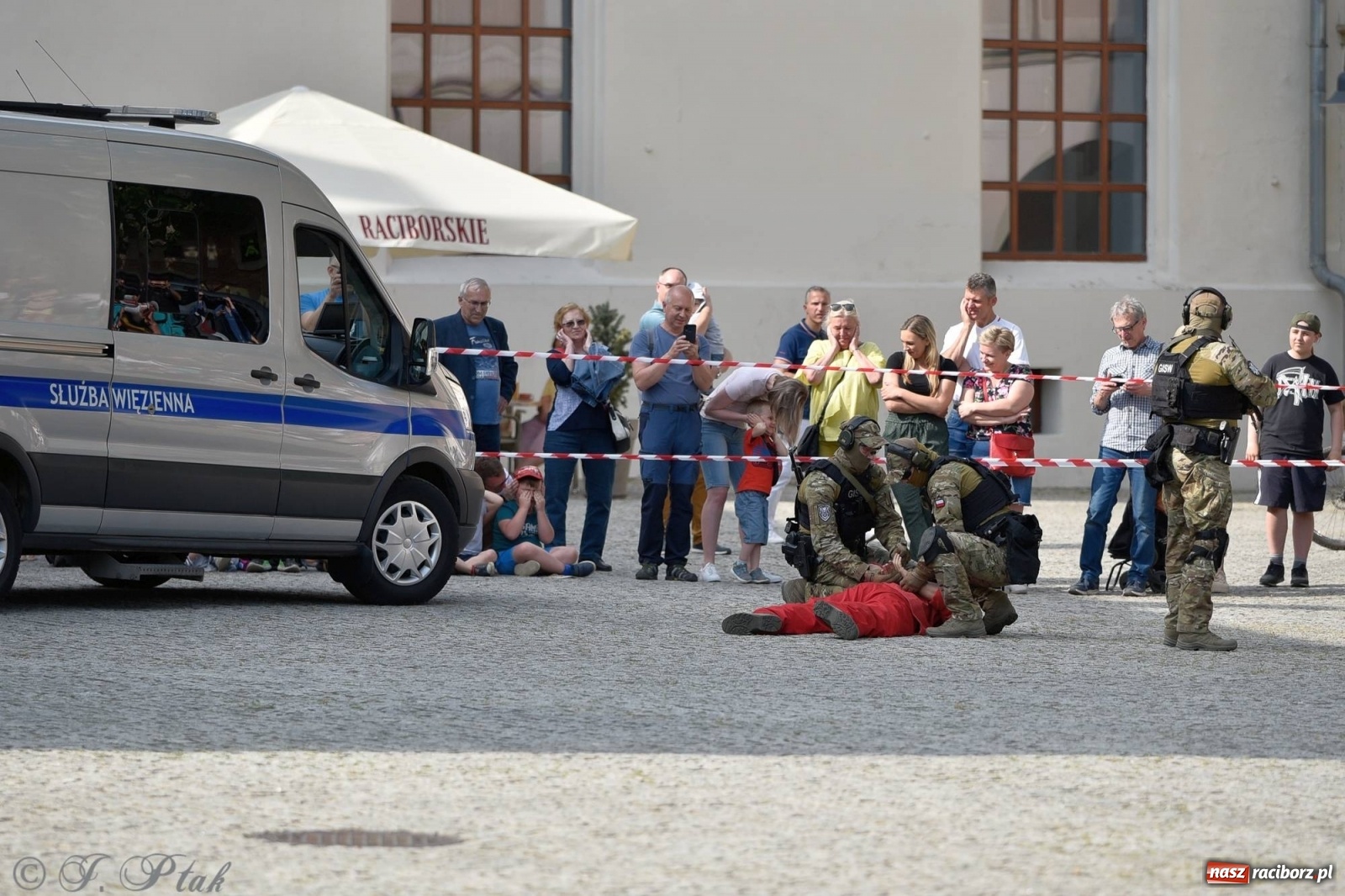 Zdjęcie w galerii na portalu naszraciborz.pl: Atak na konwój. Pokaz grupy interwencyjnej SW na raciborskim zamku [FOTO i WIDEO] wiadomości z regionu