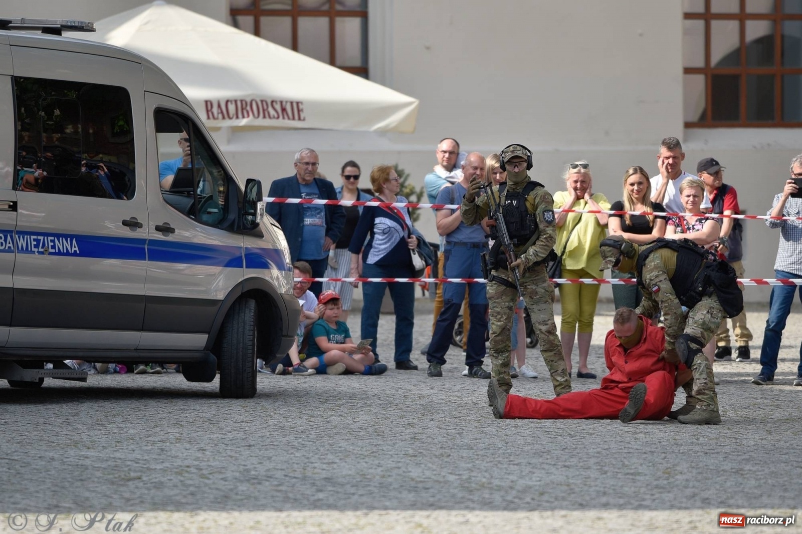 Zdjęcie w galerii na portalu naszraciborz.pl: Atak na konwój. Pokaz grupy interwencyjnej SW na raciborskim zamku [FOTO i WIDEO] wiadomości z regionu