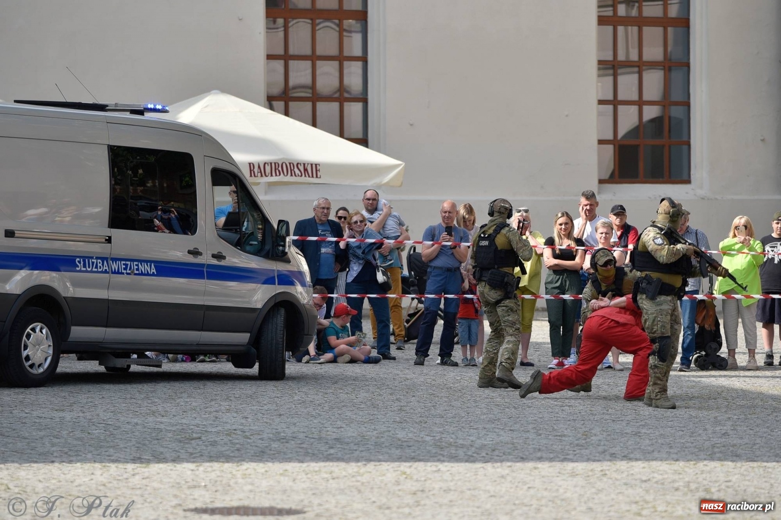 Zdjęcie w galerii na portalu naszraciborz.pl: Atak na konwój. Pokaz grupy interwencyjnej SW na raciborskim zamku [FOTO i WIDEO] wiadomości z regionu