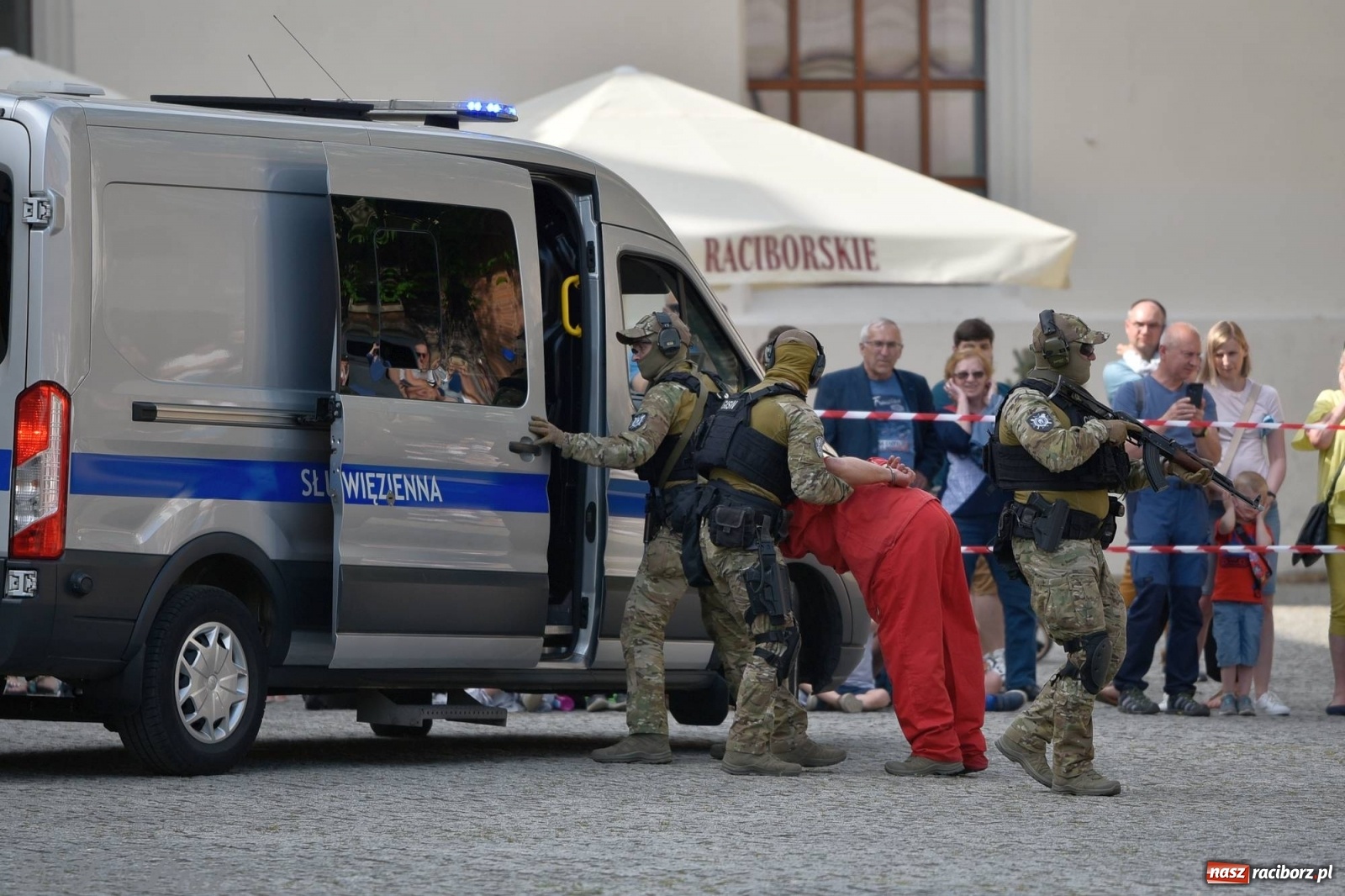 Zdjęcie w galerii na portalu naszraciborz.pl: Atak na konwój. Pokaz grupy interwencyjnej SW na raciborskim zamku [FOTO i WIDEO] wiadomości z regionu