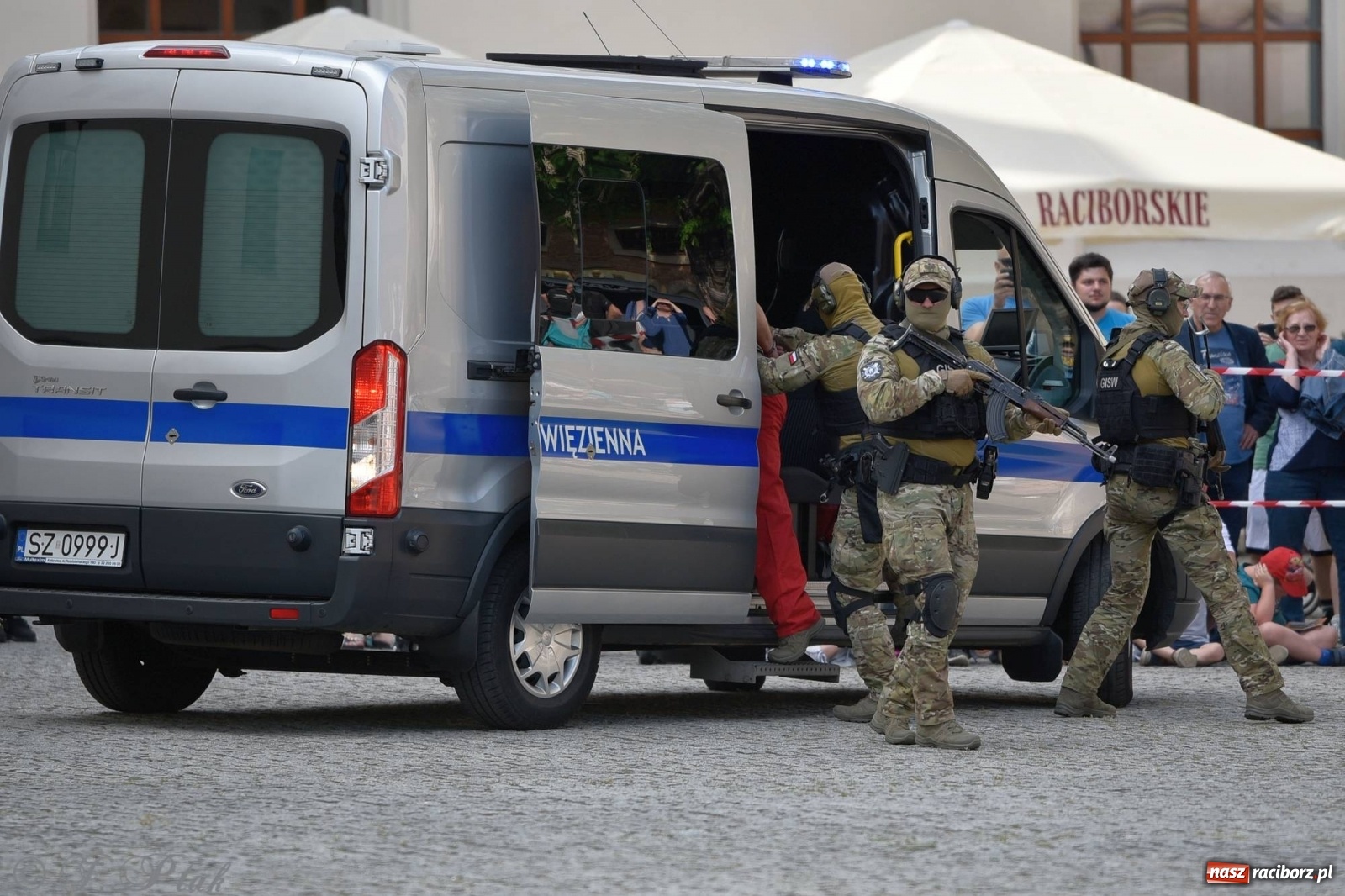 Zdjęcie w galerii na portalu naszraciborz.pl: Atak na konwój. Pokaz grupy interwencyjnej SW na raciborskim zamku [FOTO i WIDEO] wiadomości z regionu